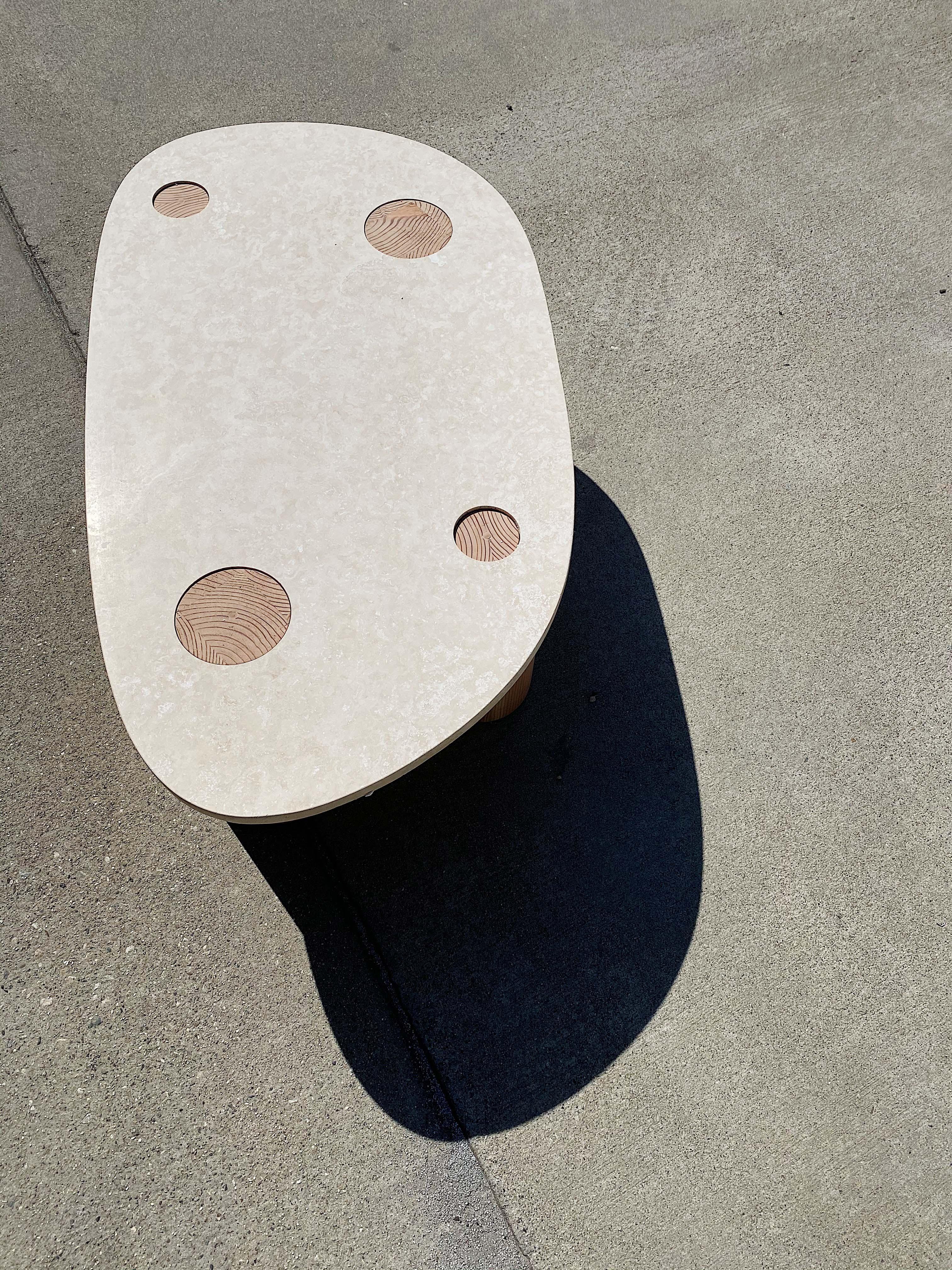 Minimalistischer Couchtisch aus Travertinstein und gedrechseltem Massivholz im Angebot 1
