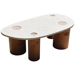 Mesa de centro minimalista de piedra travertino y madera maciza torneada
