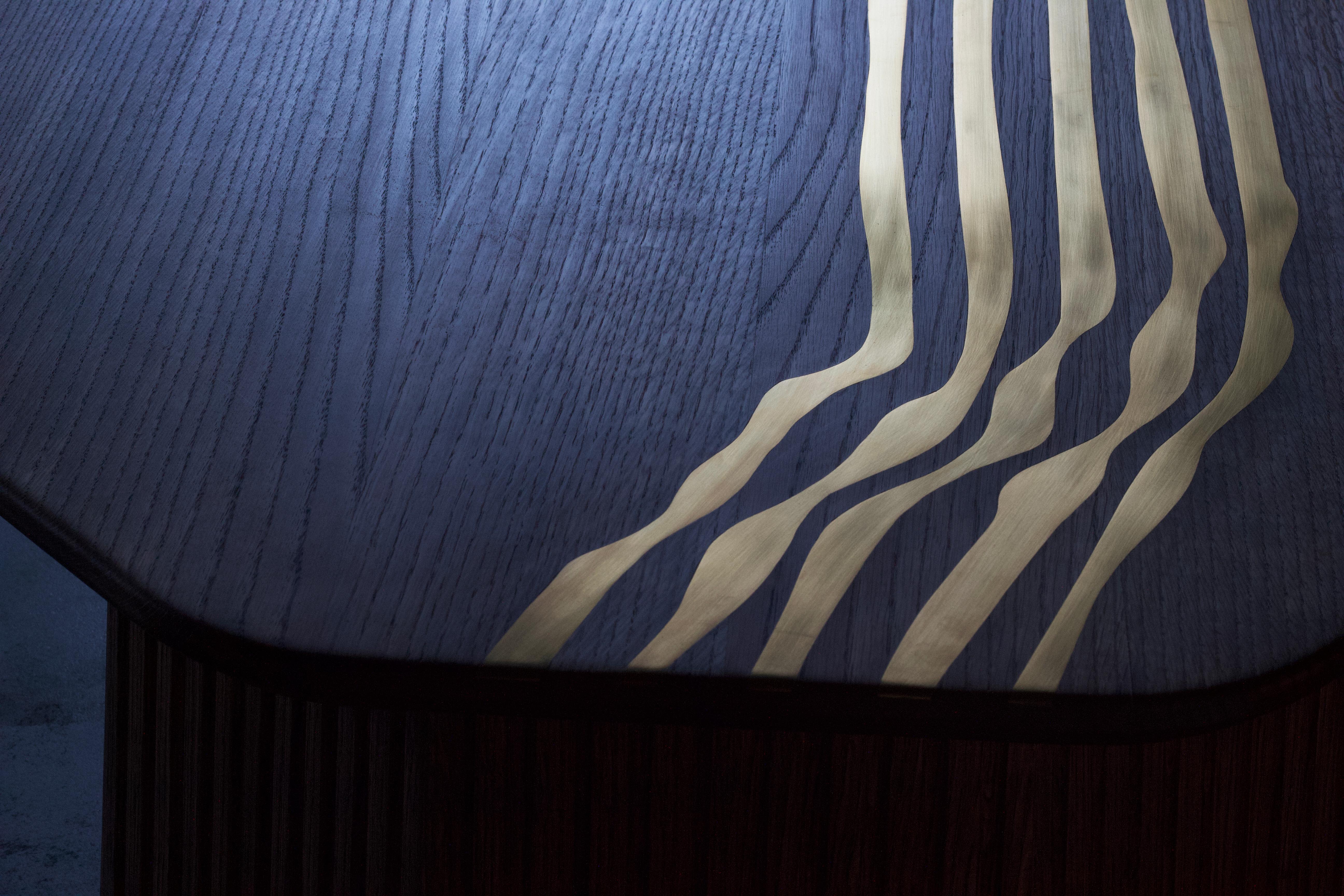 Minimaler zeitgenössischer MAGMA Couchtisch aus massivem Eichenholz mit Messingintarsie (Indisch) im Angebot