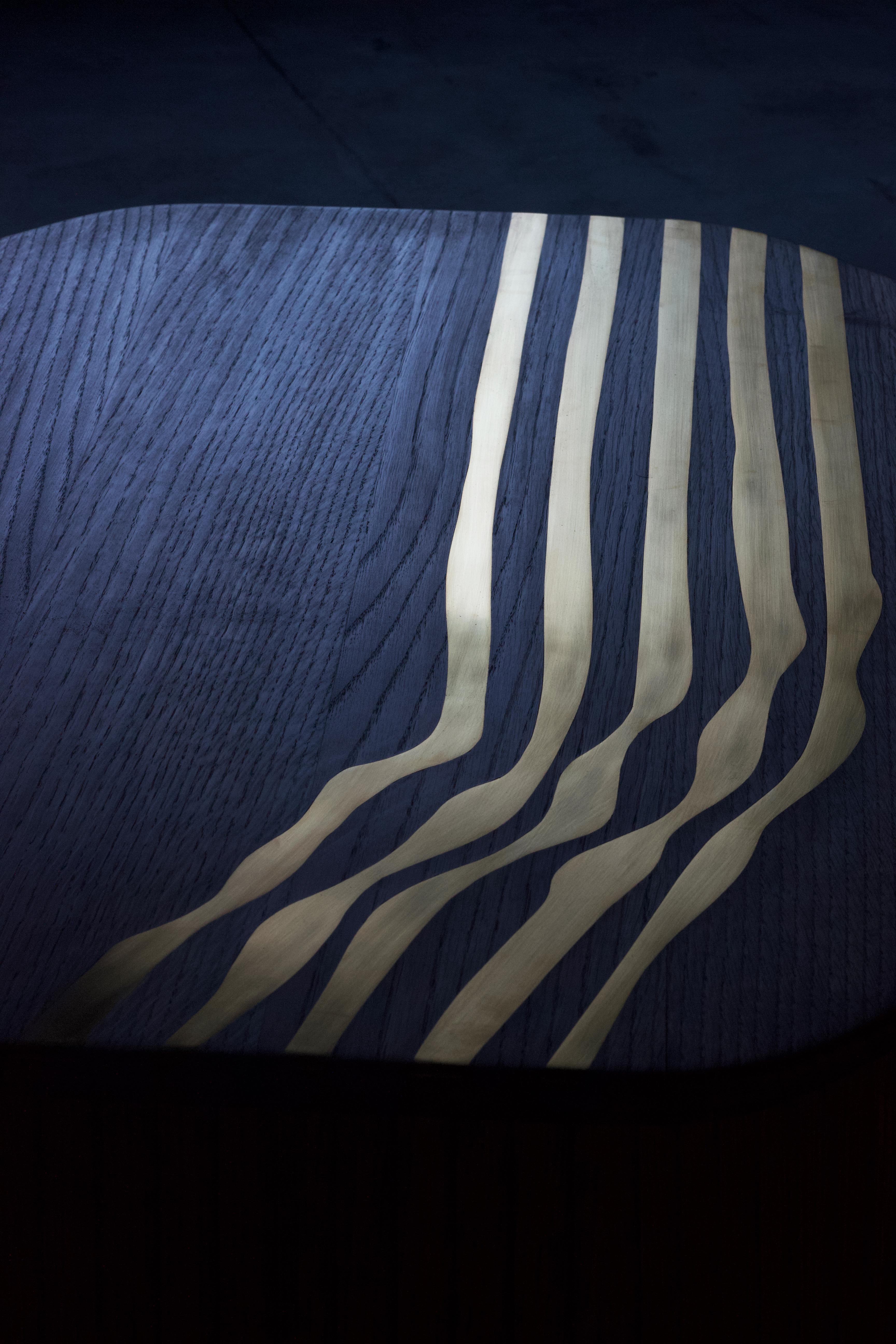 Minimaler zeitgenössischer MAGMA Couchtisch aus massivem Eichenholz mit Messingintarsie im Zustand „Neu“ im Angebot in Hyderabad, TG