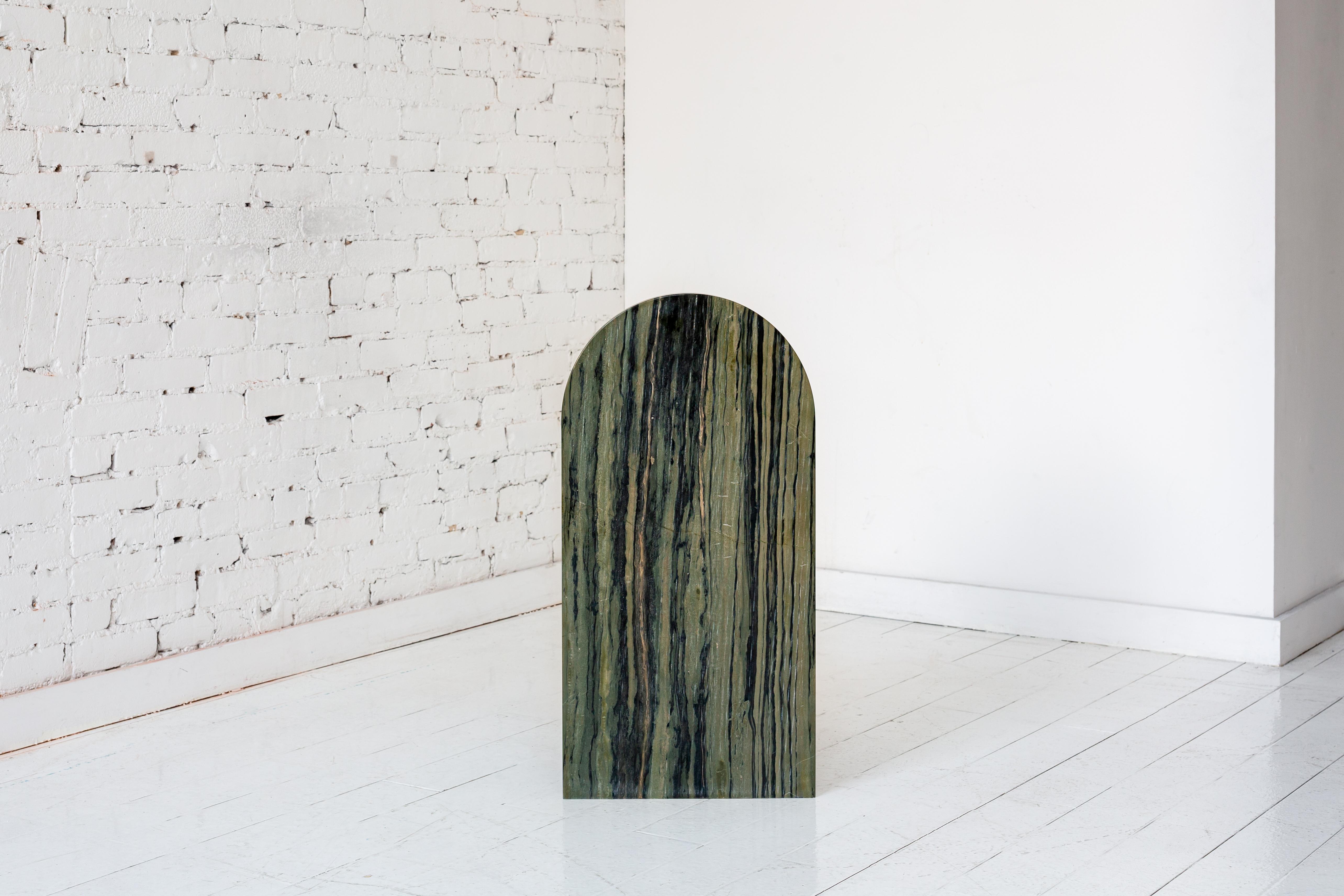 Chaise d'appoint minimaliste contemporaine en bois et pierre de Tombstone de Fort Standard, en stock en vente 1
