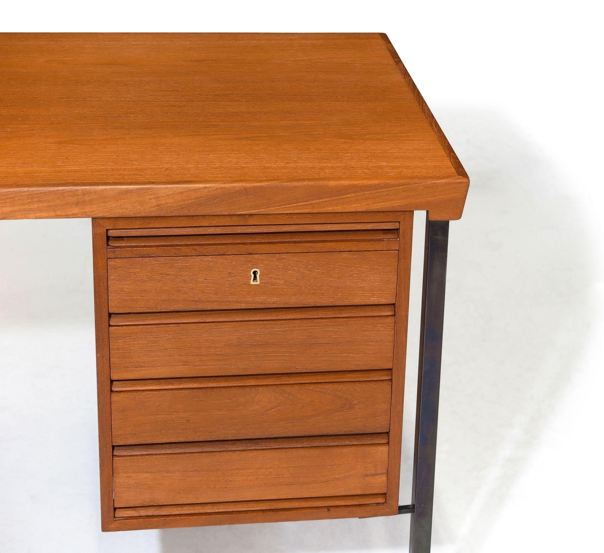 Danois Bureau danois minimaliste en teck de Peter Hvidt en vente