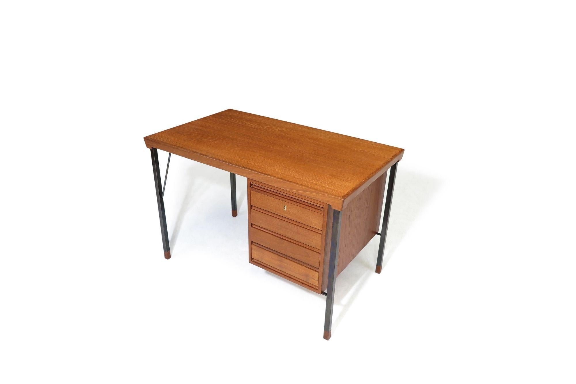 Minimal Danish Designed Teak Desk By Peter Hvidt In Excellent Condition For Sale In Oakland, CA
