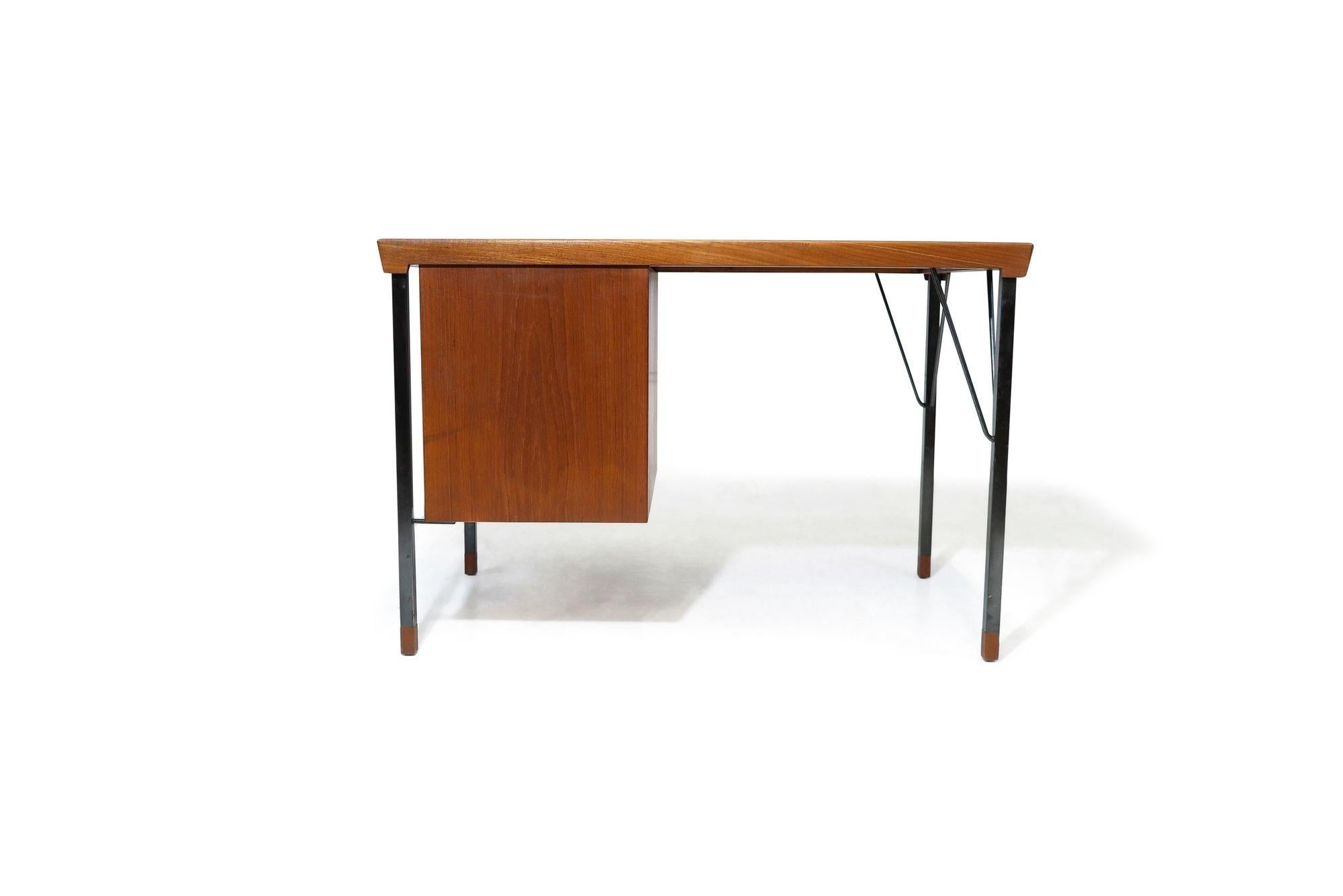 Minimal Danish Designed Teak Desk By Peter Hvidt For Sale 3