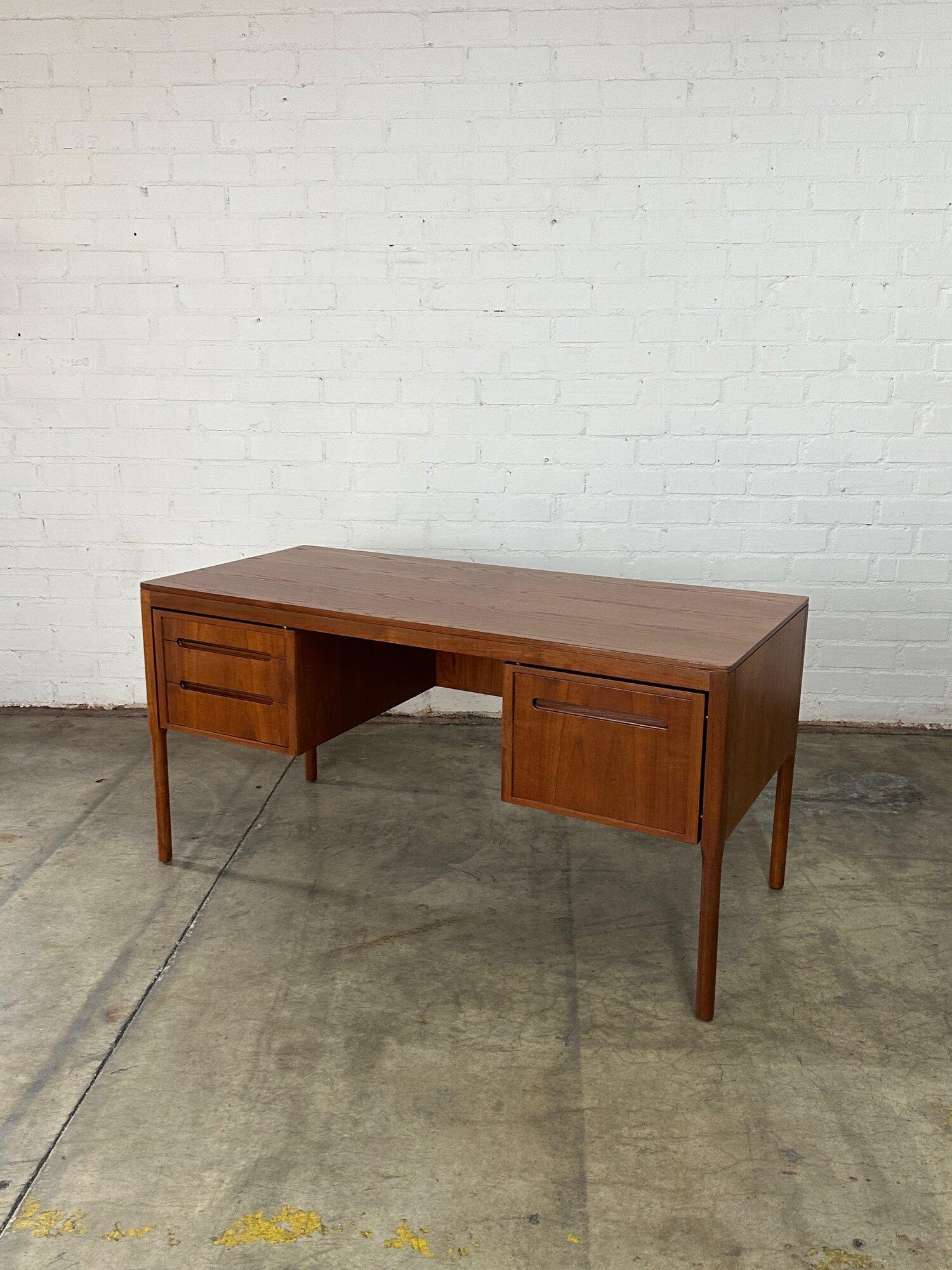 W59 D26.5 H30 Knee clearance 21.75

Danish modern desk in teak. Item has been fully restored. Desk is structurally sound and fully functional. Item shows well with no major areas of wear. 