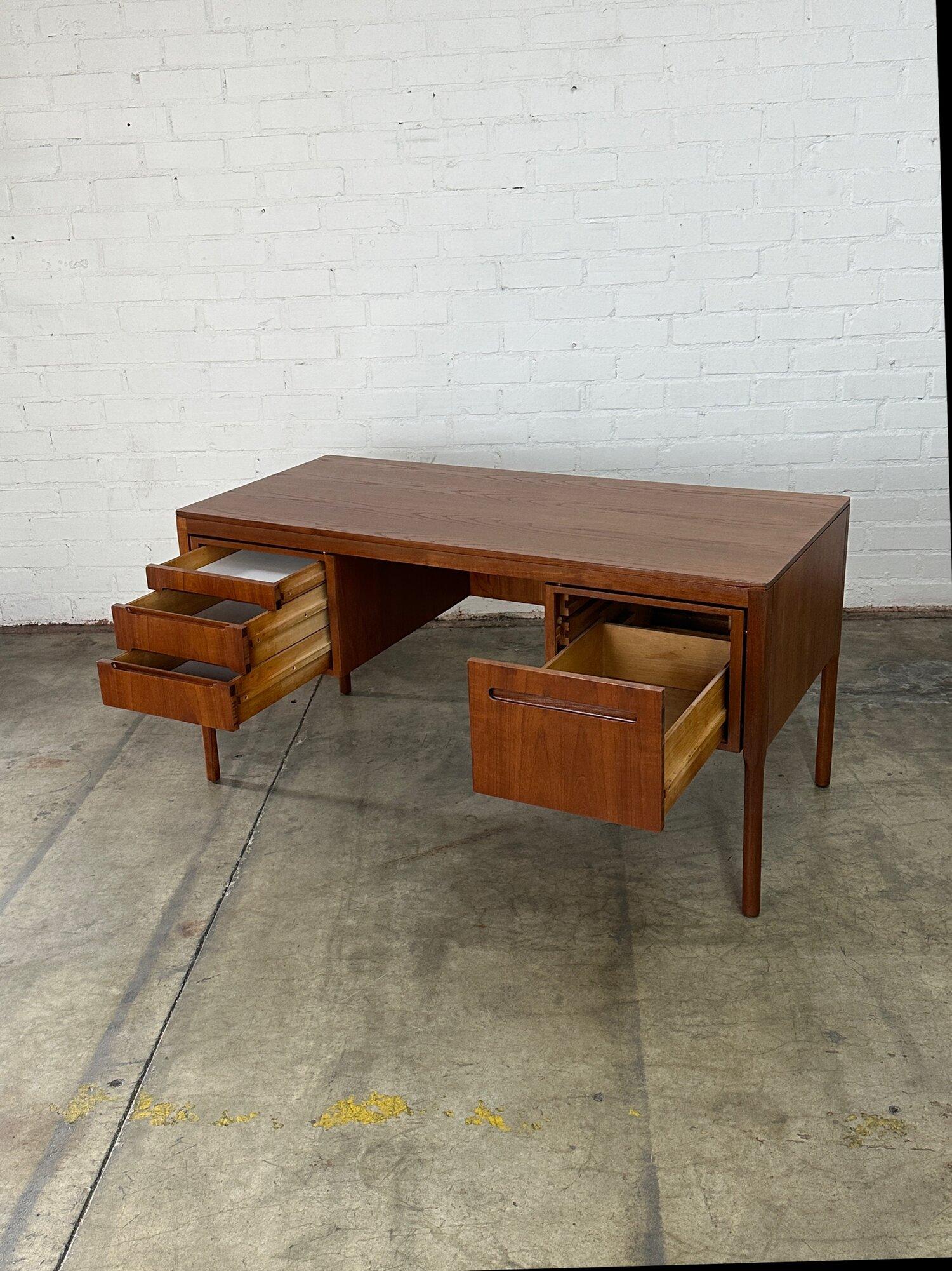 Mid-Century Modern Minimal Danish modern desk For Sale