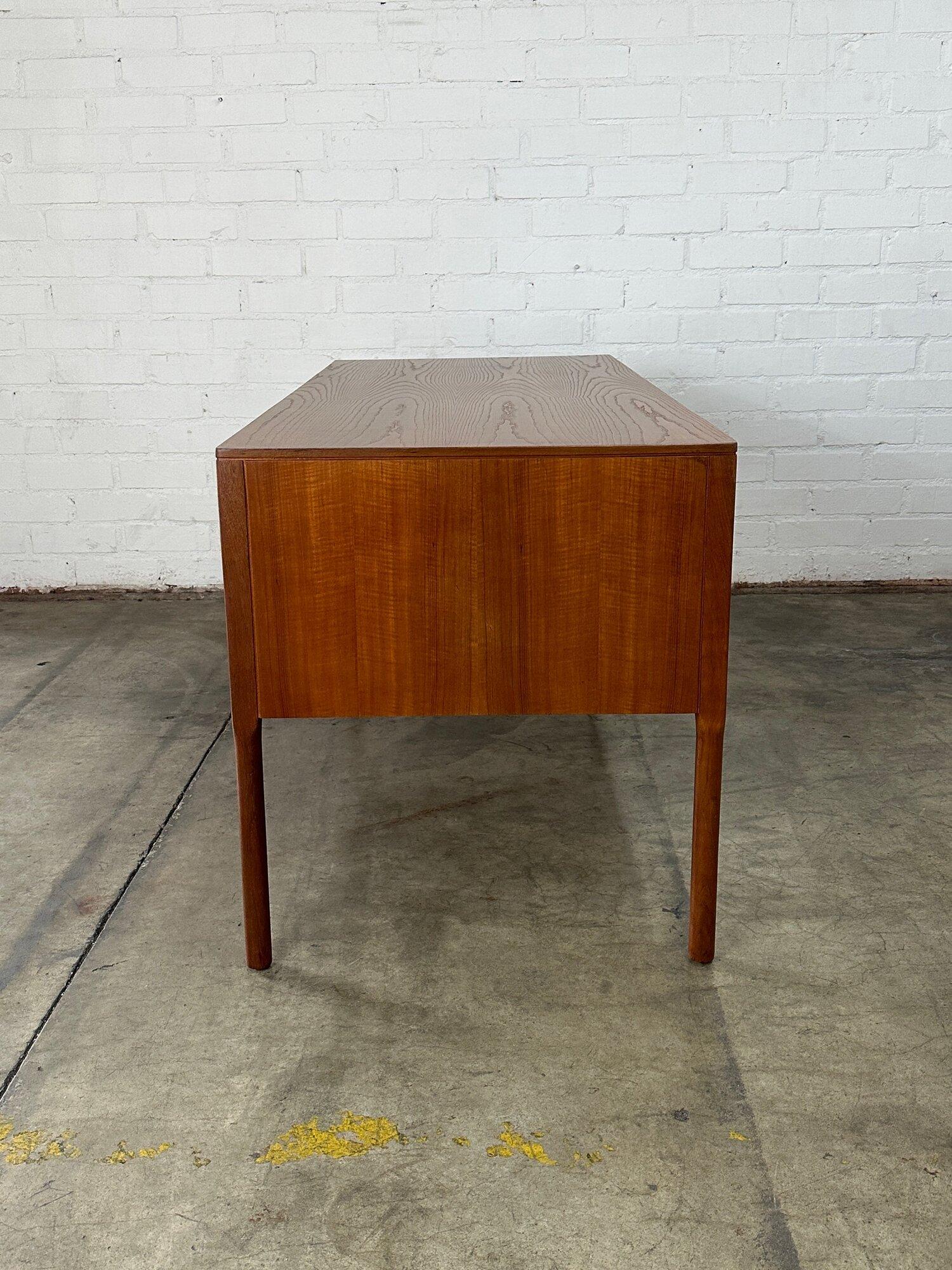 Minimal Danish modern desk In Good Condition For Sale In Los Angeles, CA