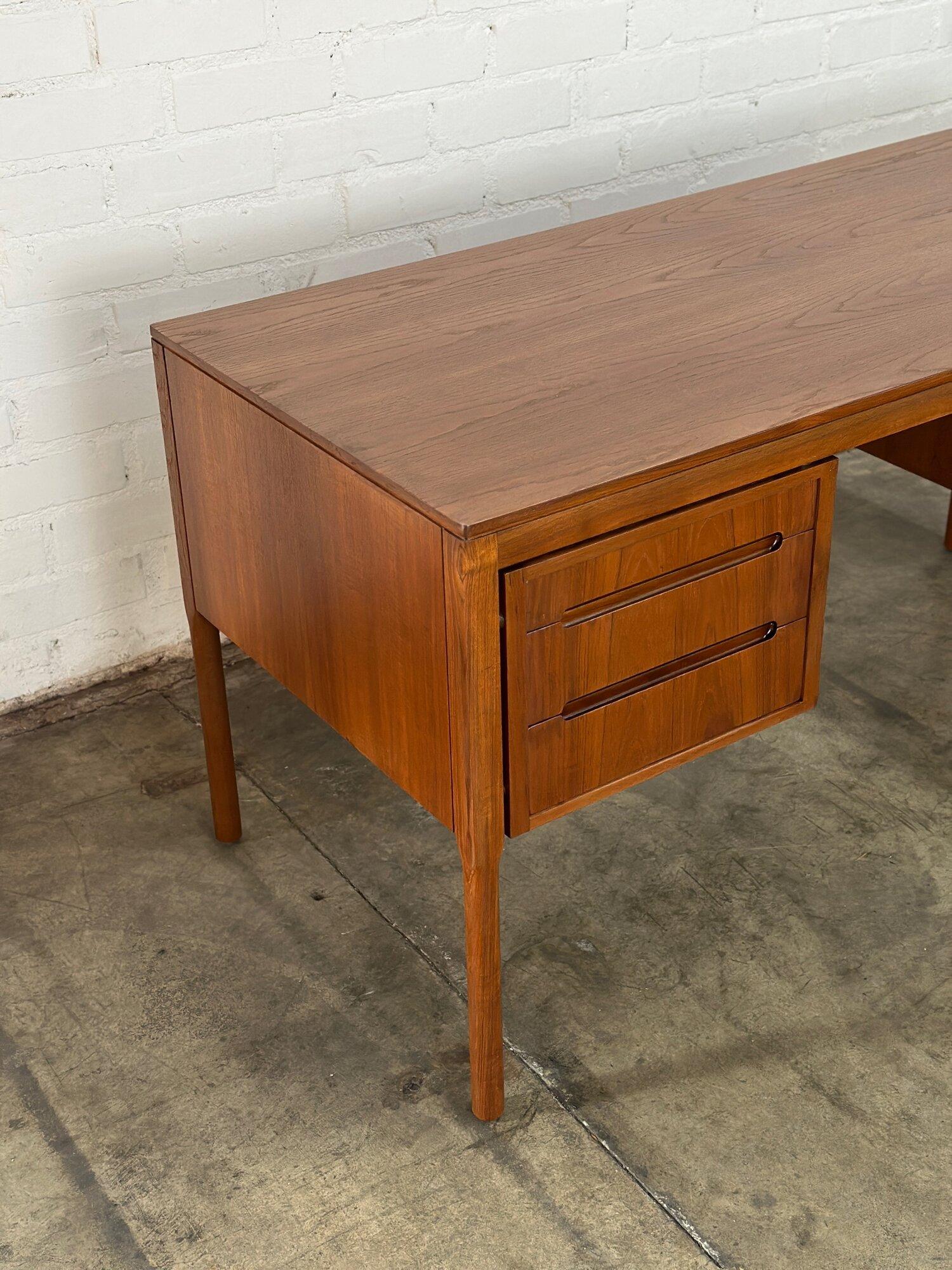 Late 20th Century Minimal Danish modern desk For Sale