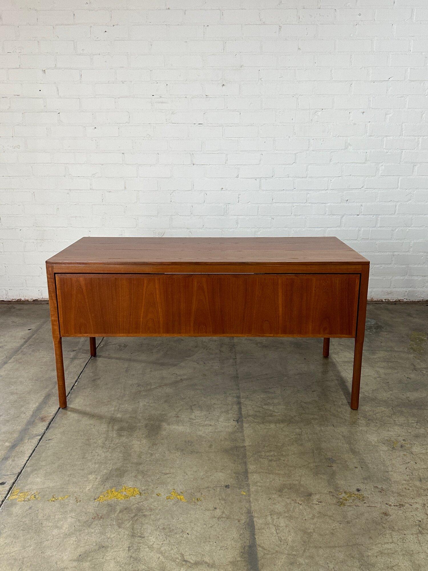 Teak Minimal Danish modern desk For Sale