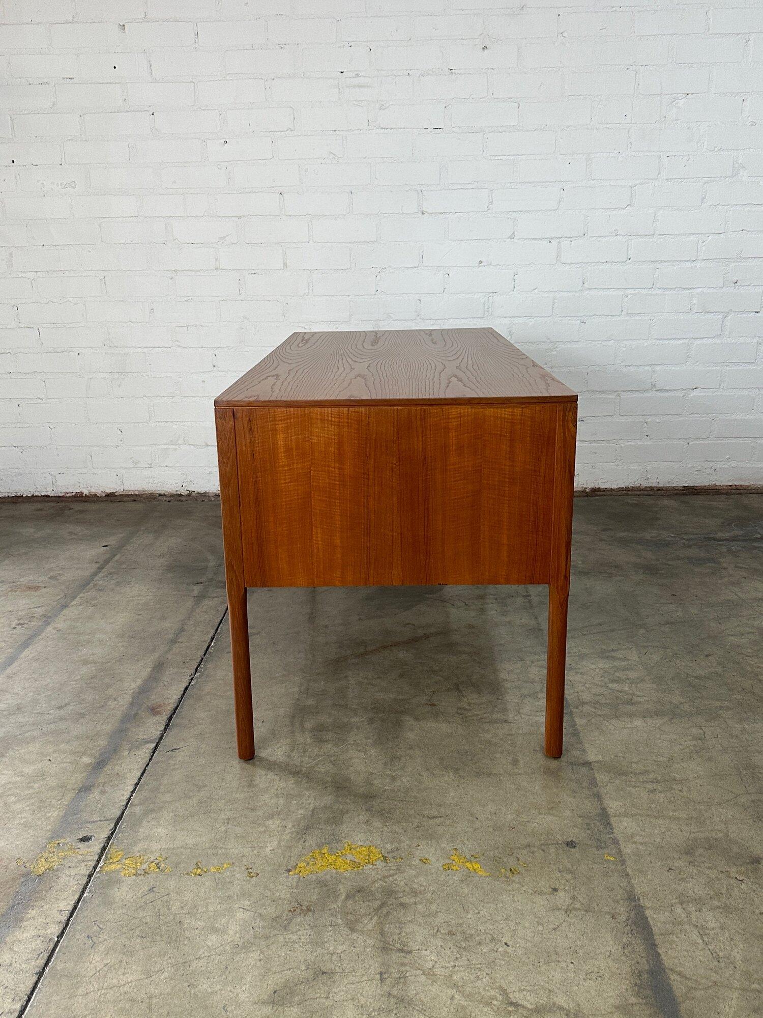 Minimal Danish modern desk For Sale 1