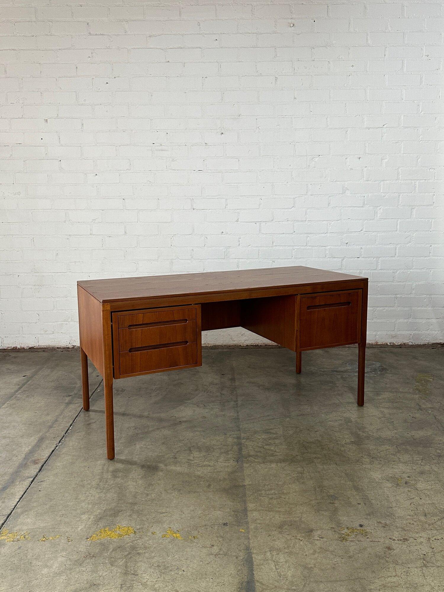 Minimal Danish modern desk For Sale 2