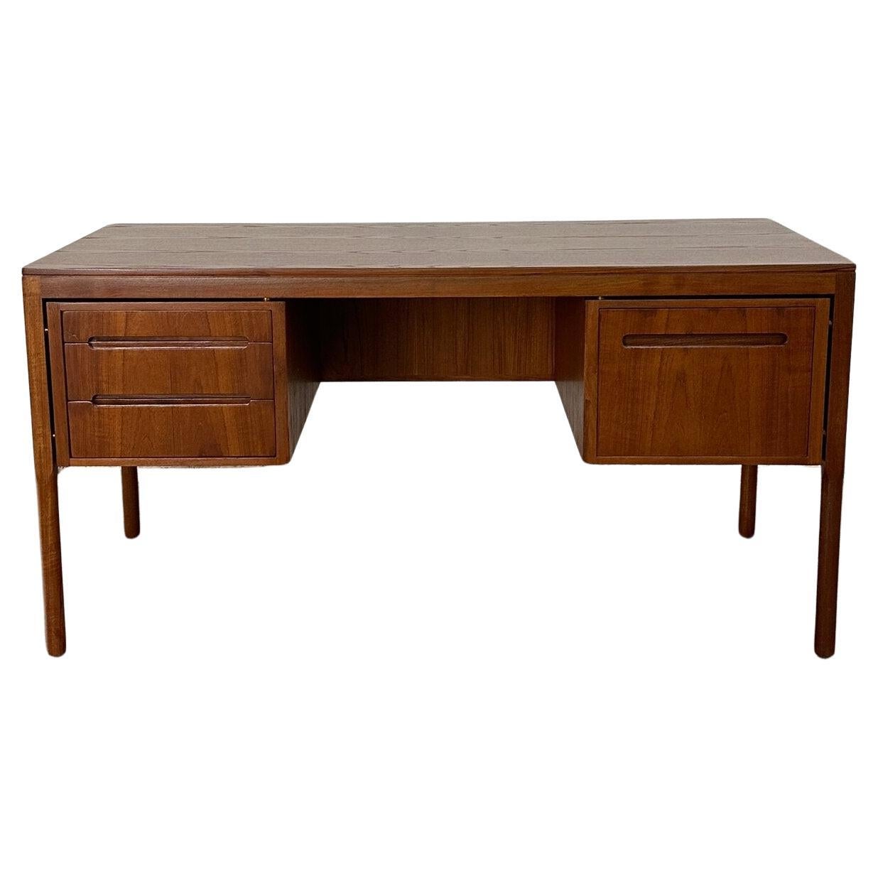Minimal Danish modern desk For Sale