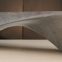 Minimalistischer niedriger Couchtisch und Cocktailtisch ""TANKA" aus gegossenem Metall