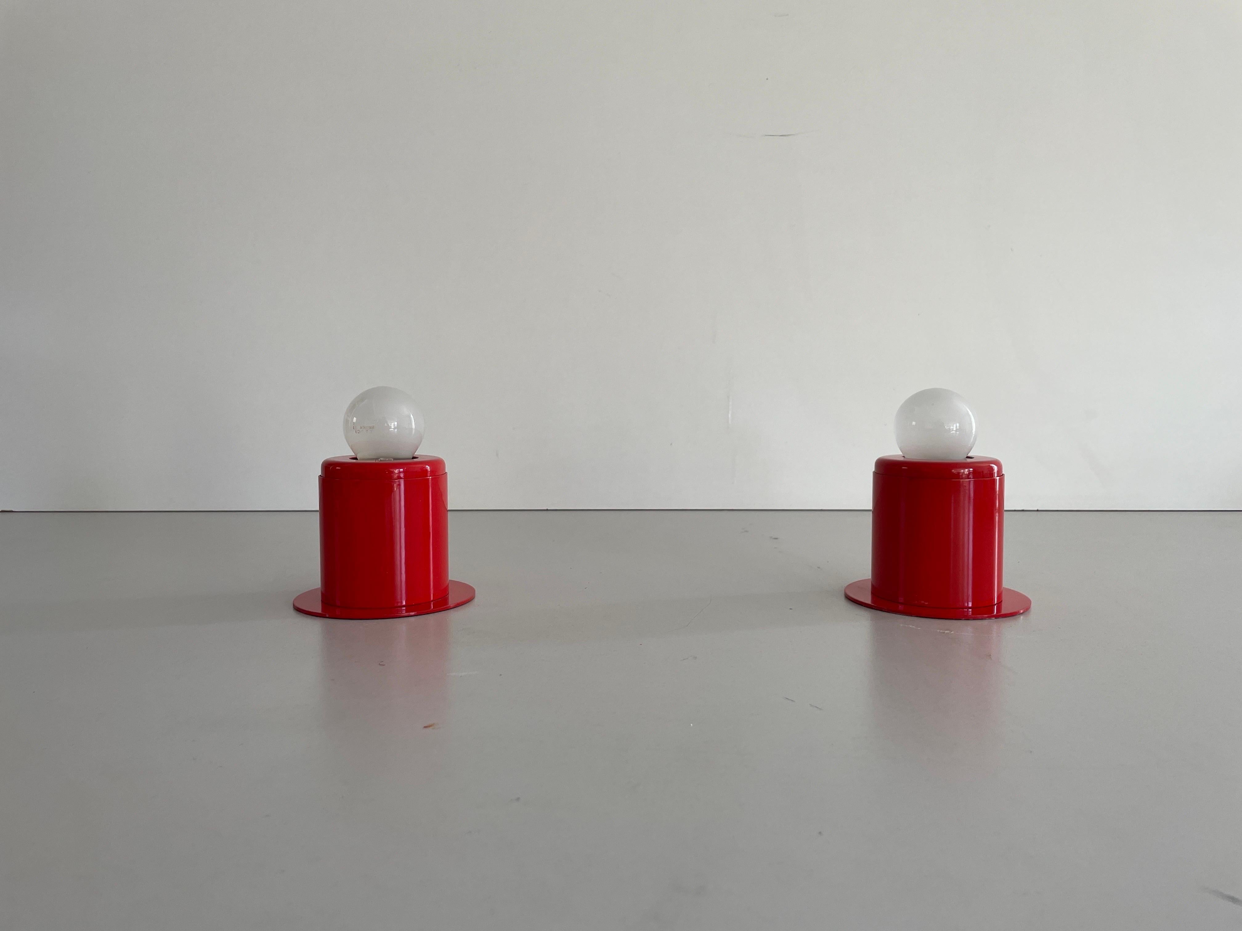 Paire d'appliques en métal orange au design minimal Attr. à Artemide, années 1970, Italie en vente 3