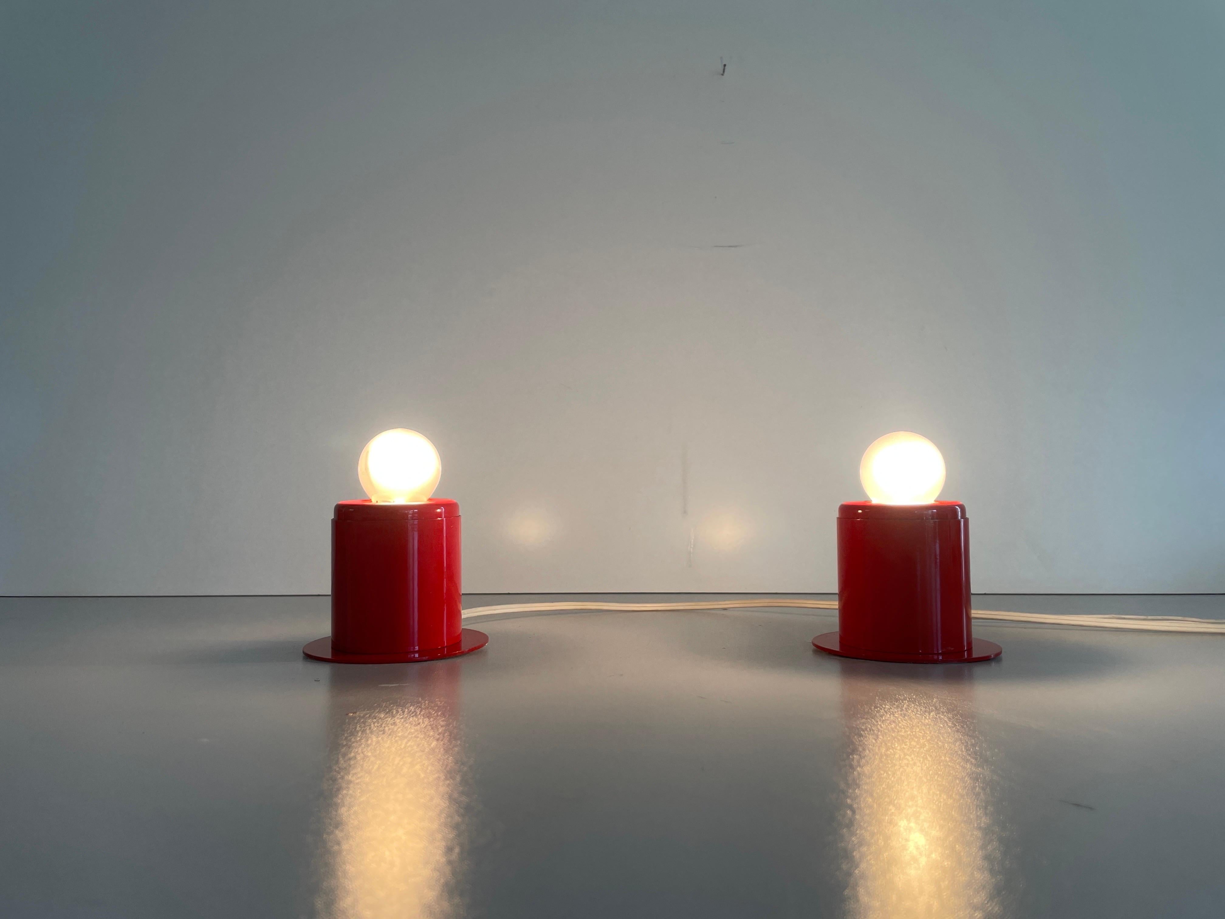 Paire d'appliques en métal orange au design minimal Attr. à Artemide, années 1970, Italie en vente 4