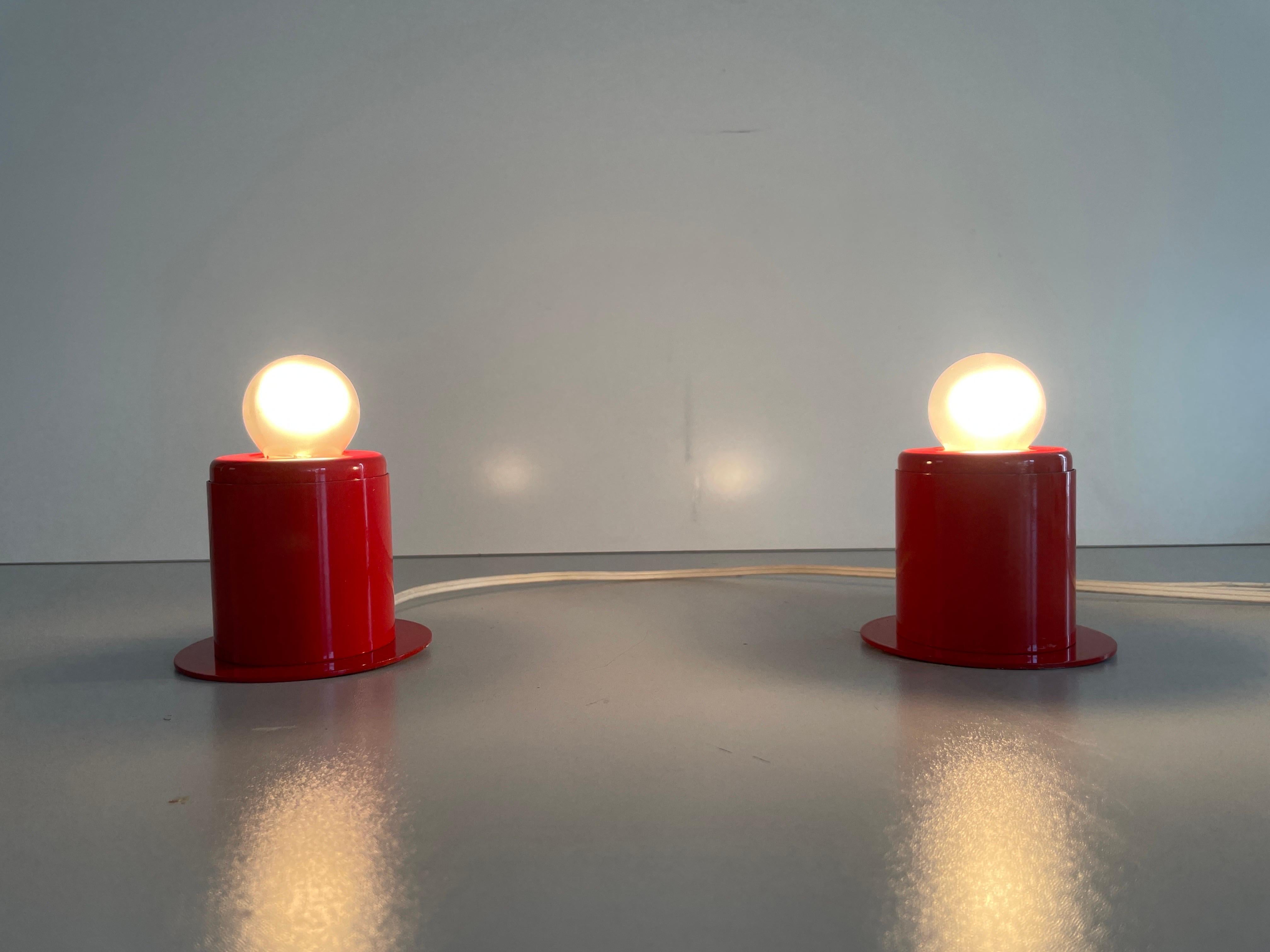 Paire d'appliques en métal orange au design minimal Attr. à Artemide, années 1970, Italie en vente 5