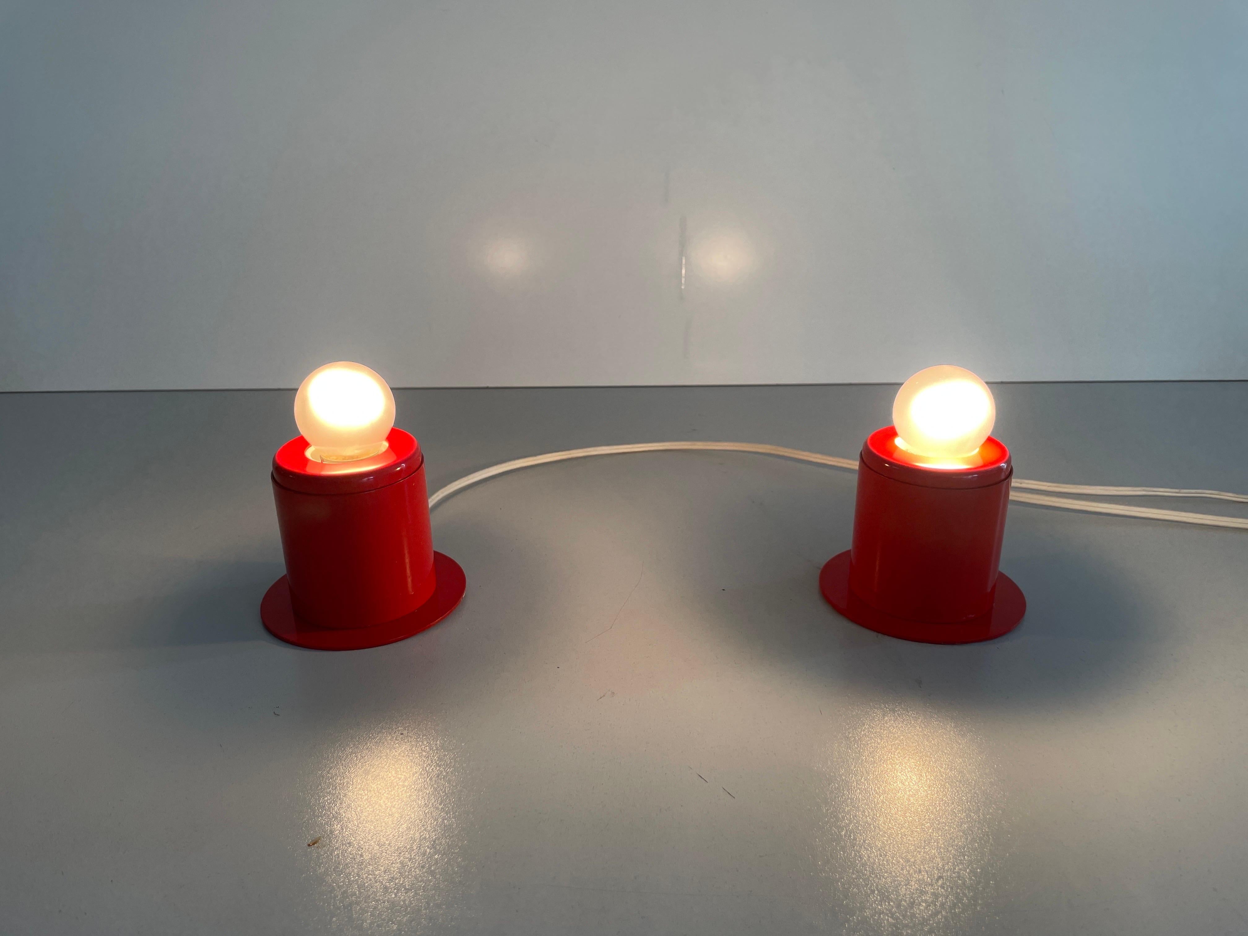 Paire d'appliques en métal orange au design minimal Attr. à Artemide, années 1970, Italie en vente 7