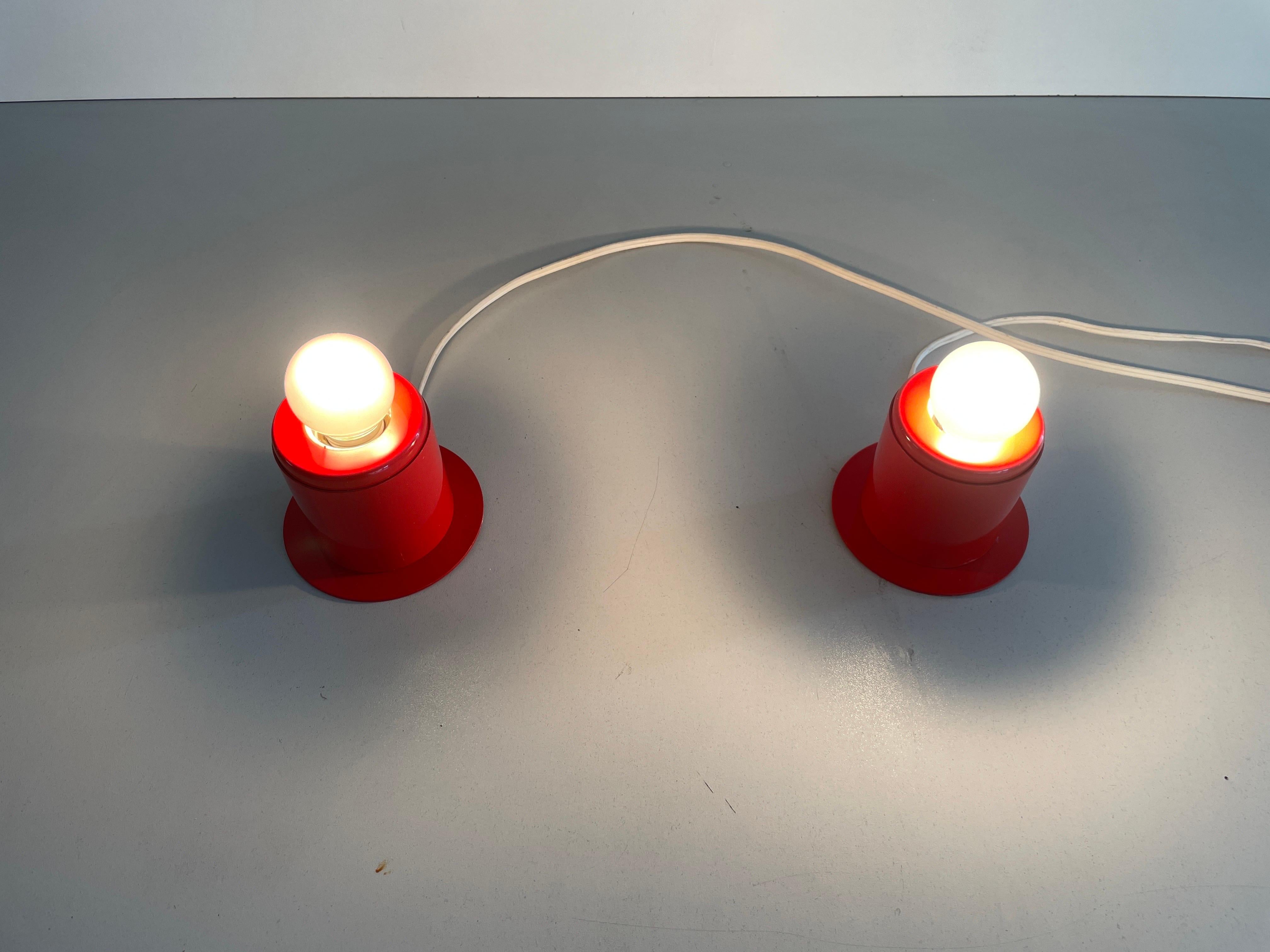 Paire d'appliques en métal orange au design minimal Attr. à Artemide, années 1970, Italie en vente 8