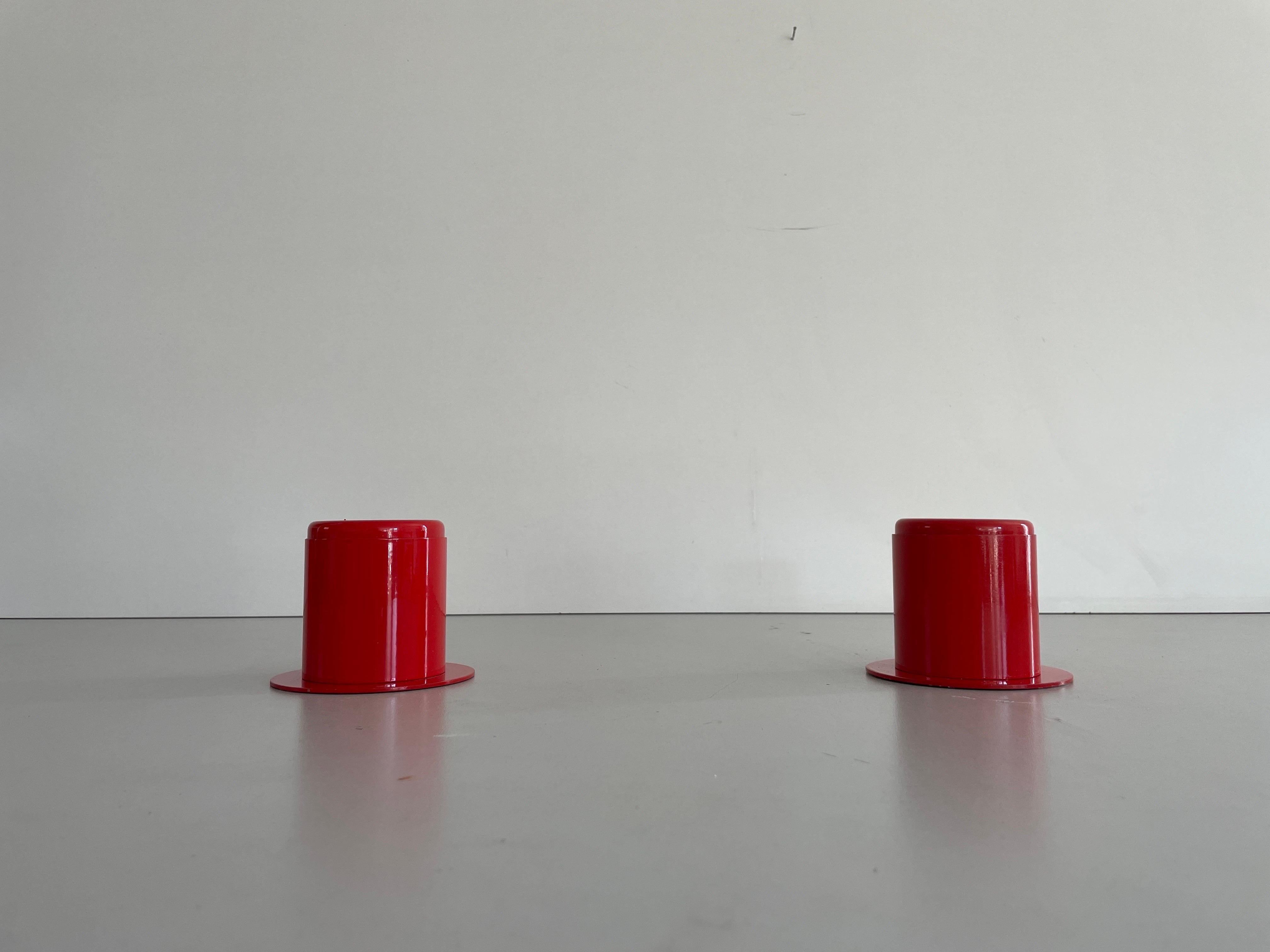 Paire d'appliques en métal orange au design minimal Attr. à Artemide, années 1970, Italie

Des appliques très élégantes et minimalistes. Ils peuvent être utilisés comme lampes de plafond

Les lampes sont en très bon état.

Ces lampes fonctionnent