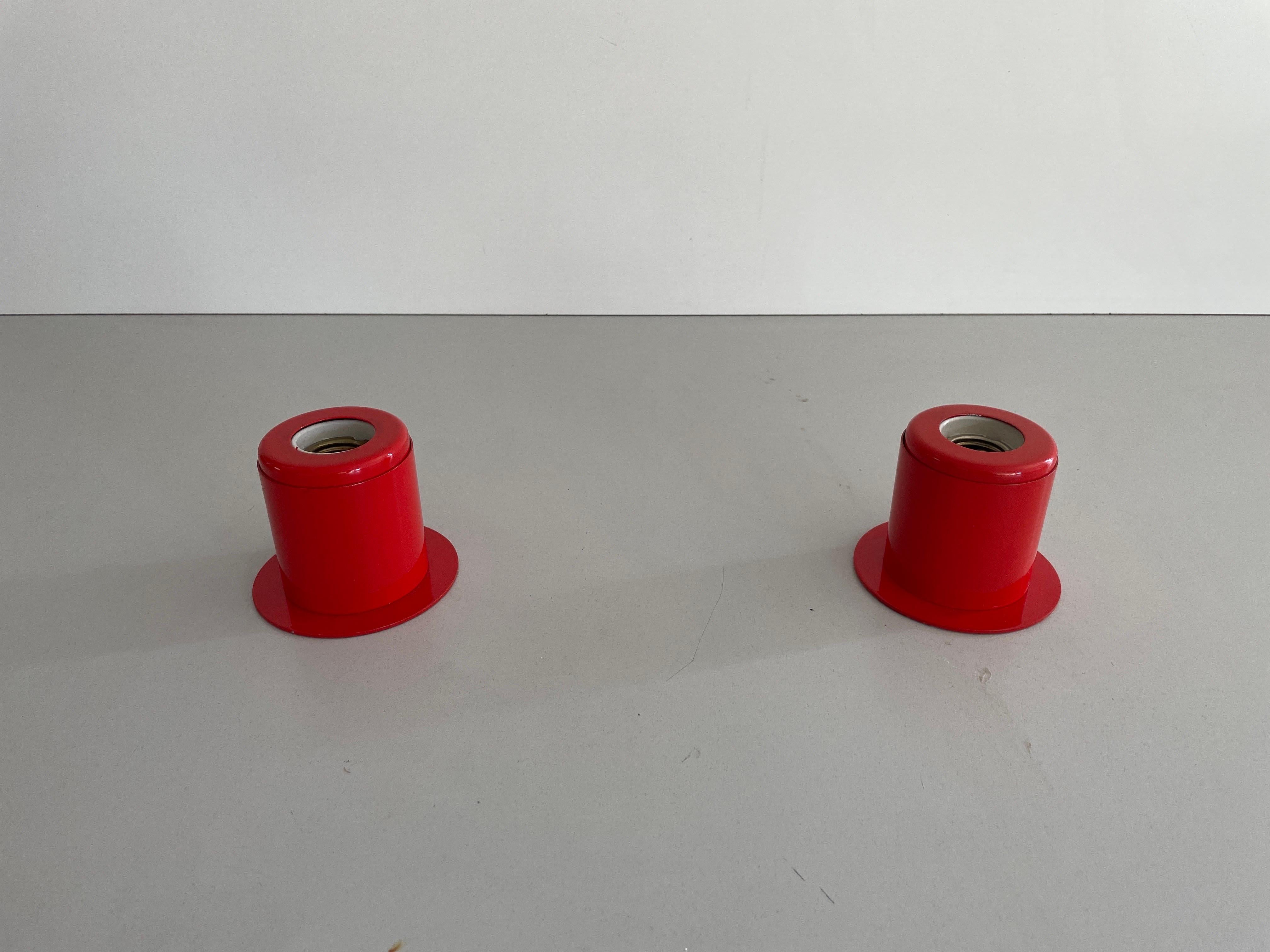 Ère spatiale Paire d'appliques en métal orange au design minimal Attr. à Artemide, années 1970, Italie en vente