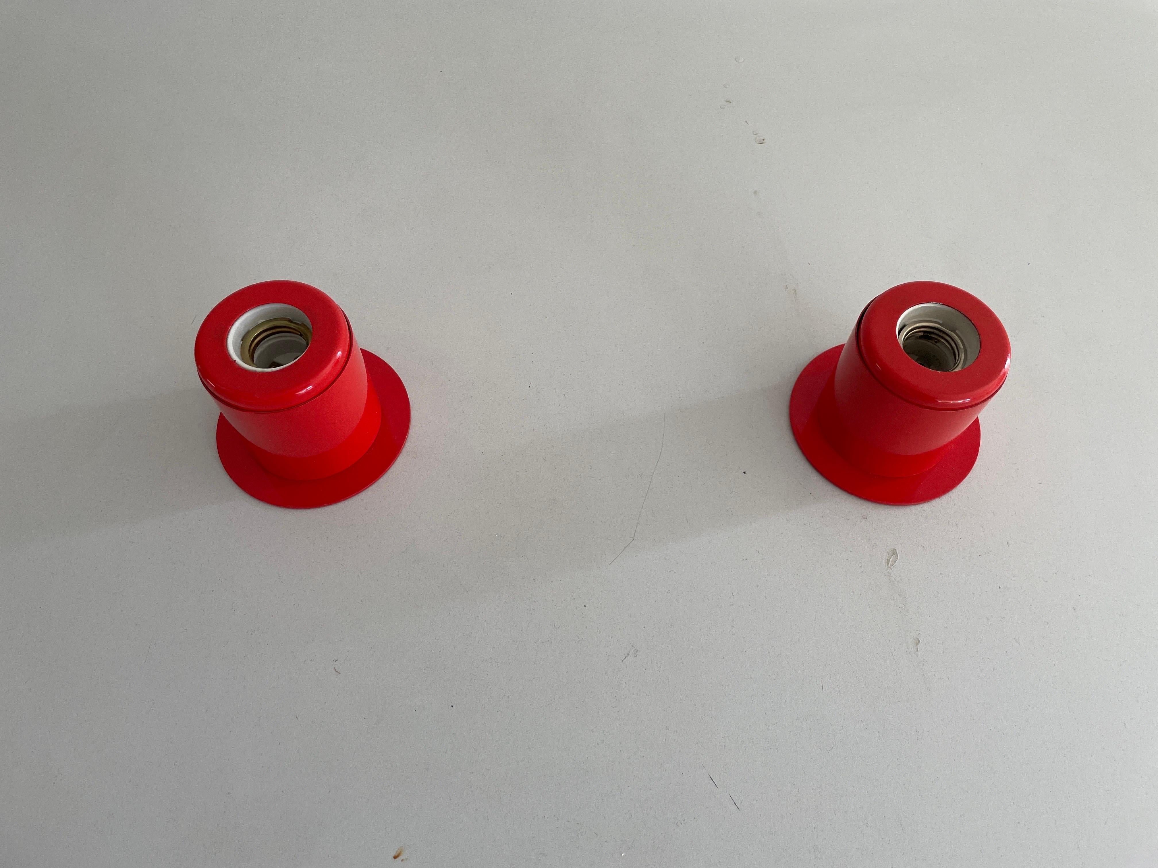 italien Paire d'appliques en métal orange au design minimal Attr. à Artemide, années 1970, Italie en vente