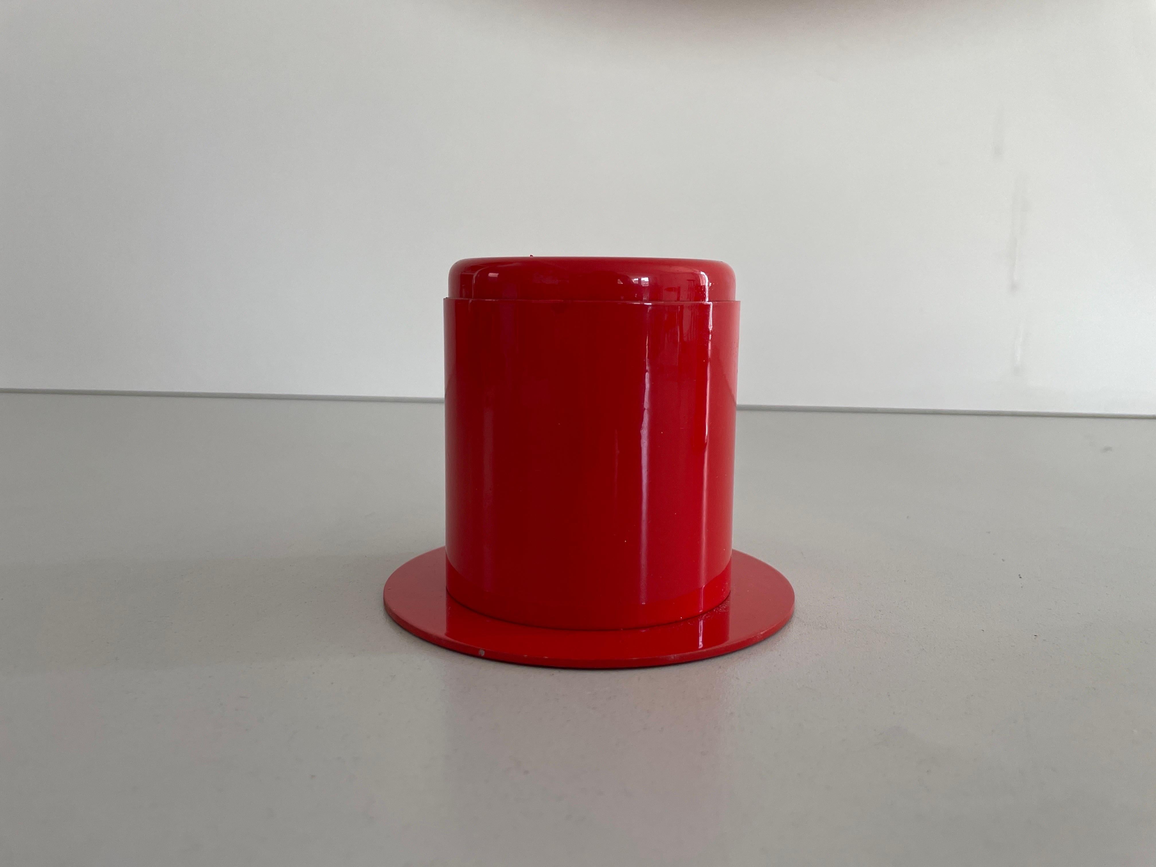 Fin du 20e siècle Paire d'appliques en métal orange au design minimal Attr. à Artemide, années 1970, Italie en vente
