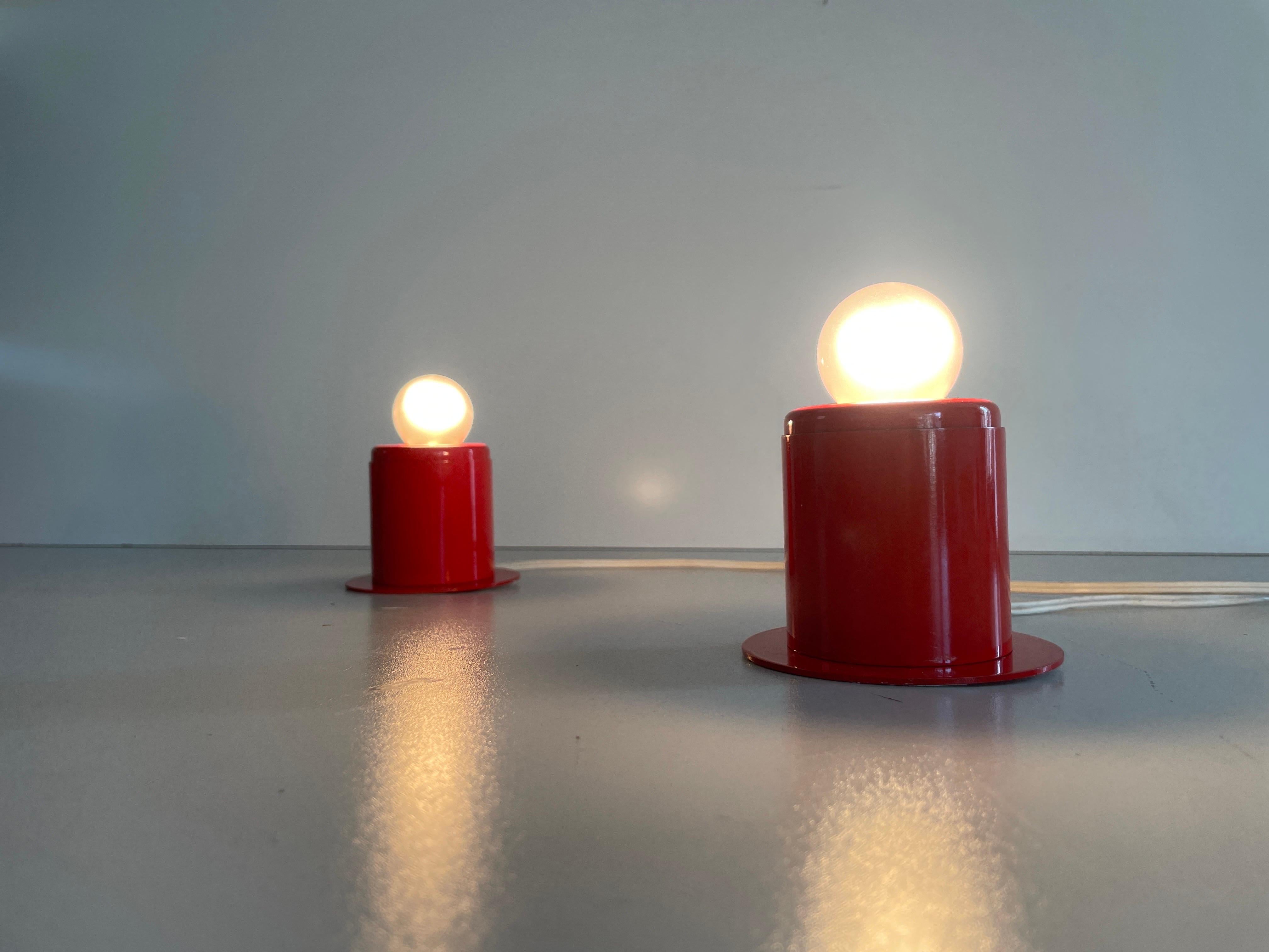 Paire d'appliques en métal orange au design minimal Attr. à Artemide, années 1970, Italie en vente 1
