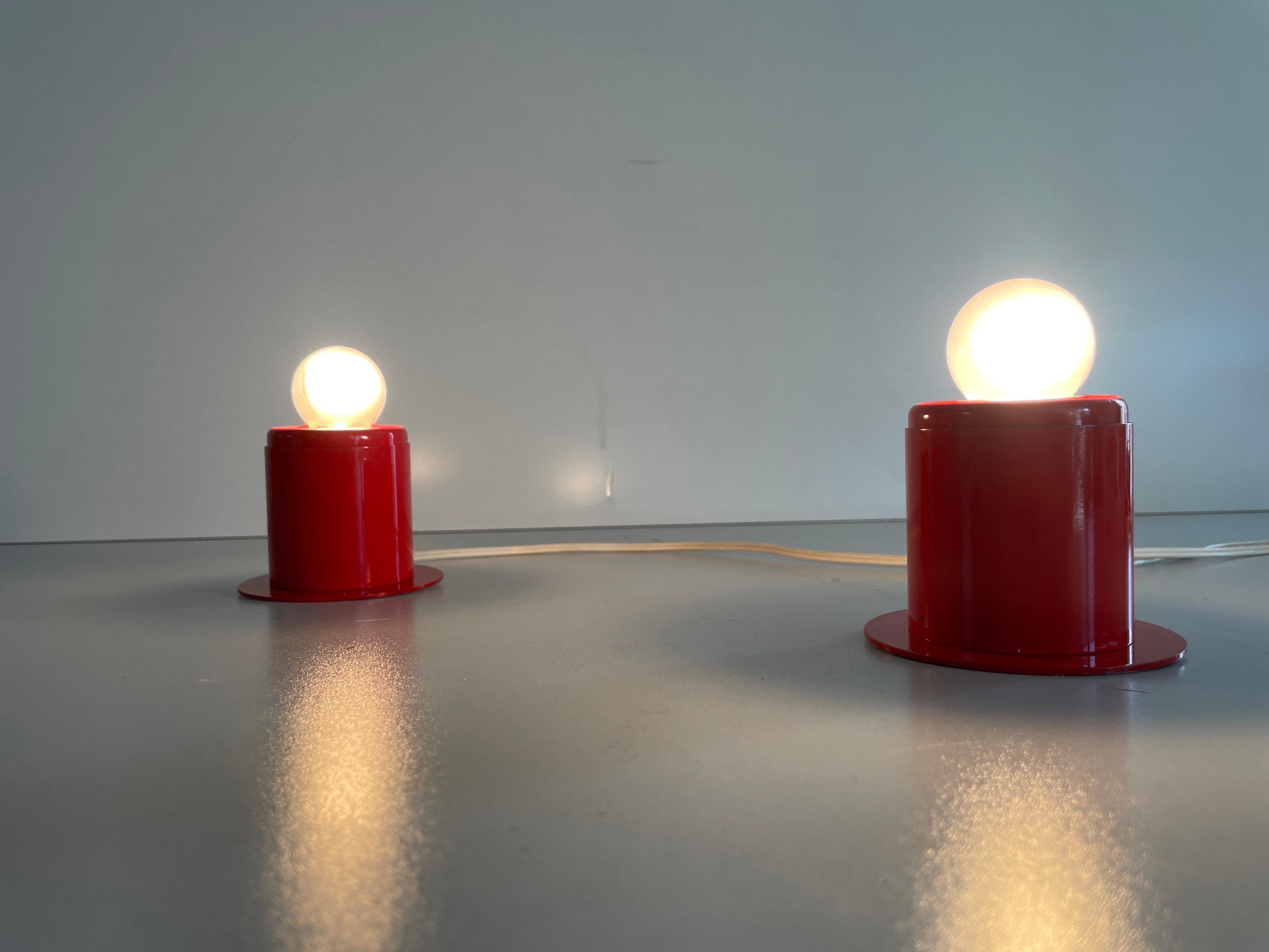 Paire d'appliques en métal orange au design minimal Attr. à Artemide, années 1970, Italie en vente 2