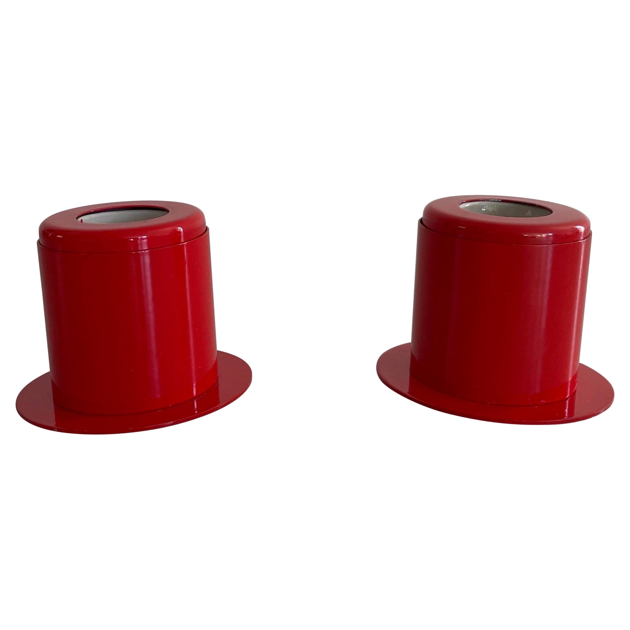 Pareja de apliques de metal naranja de diseño minimalista, atr. de Artemide, años 70, Italia