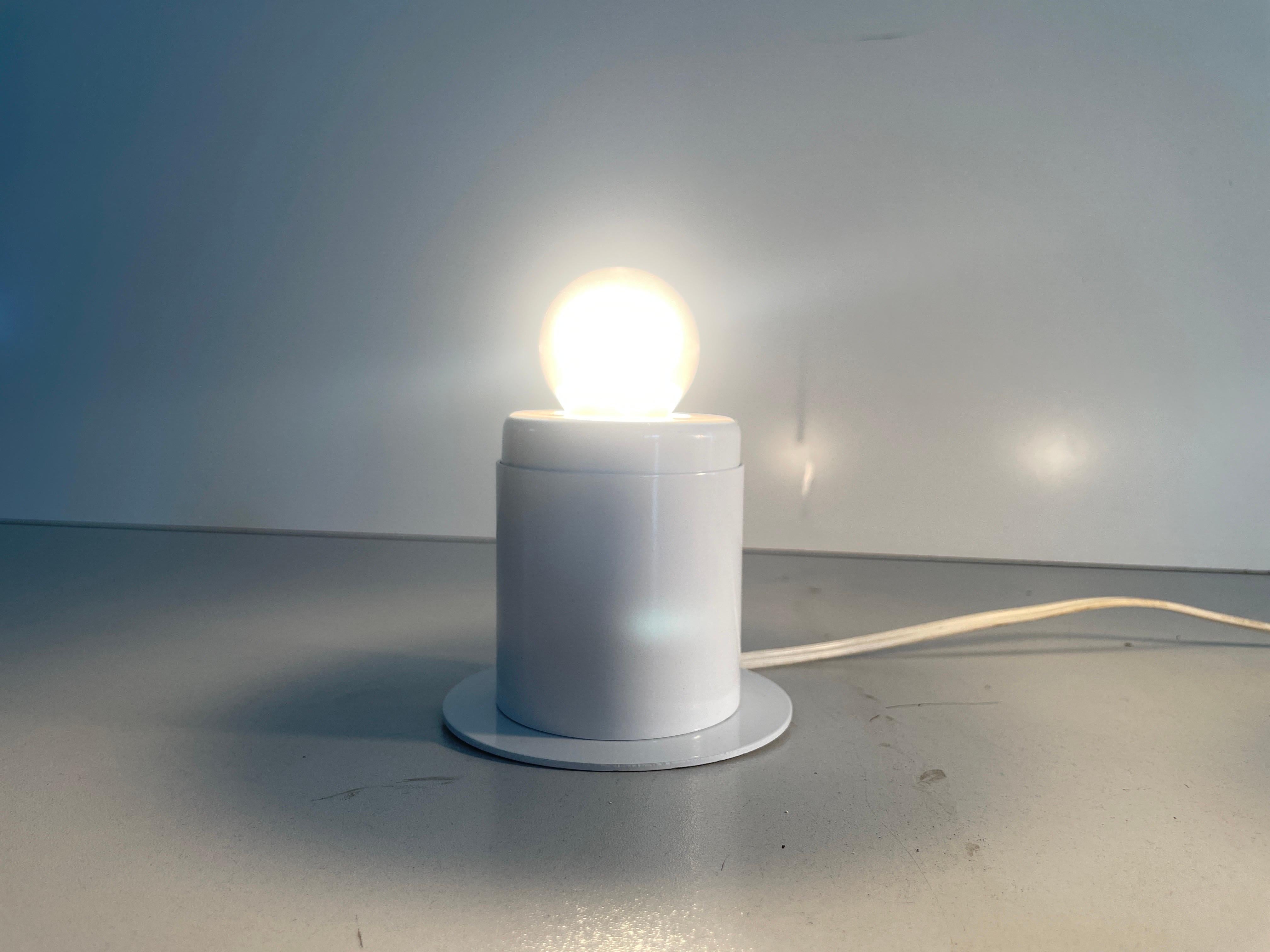 Paire de lampes murales en métal blanc au design minimal Attr. à Artemide, années 1970, Italie en vente 3