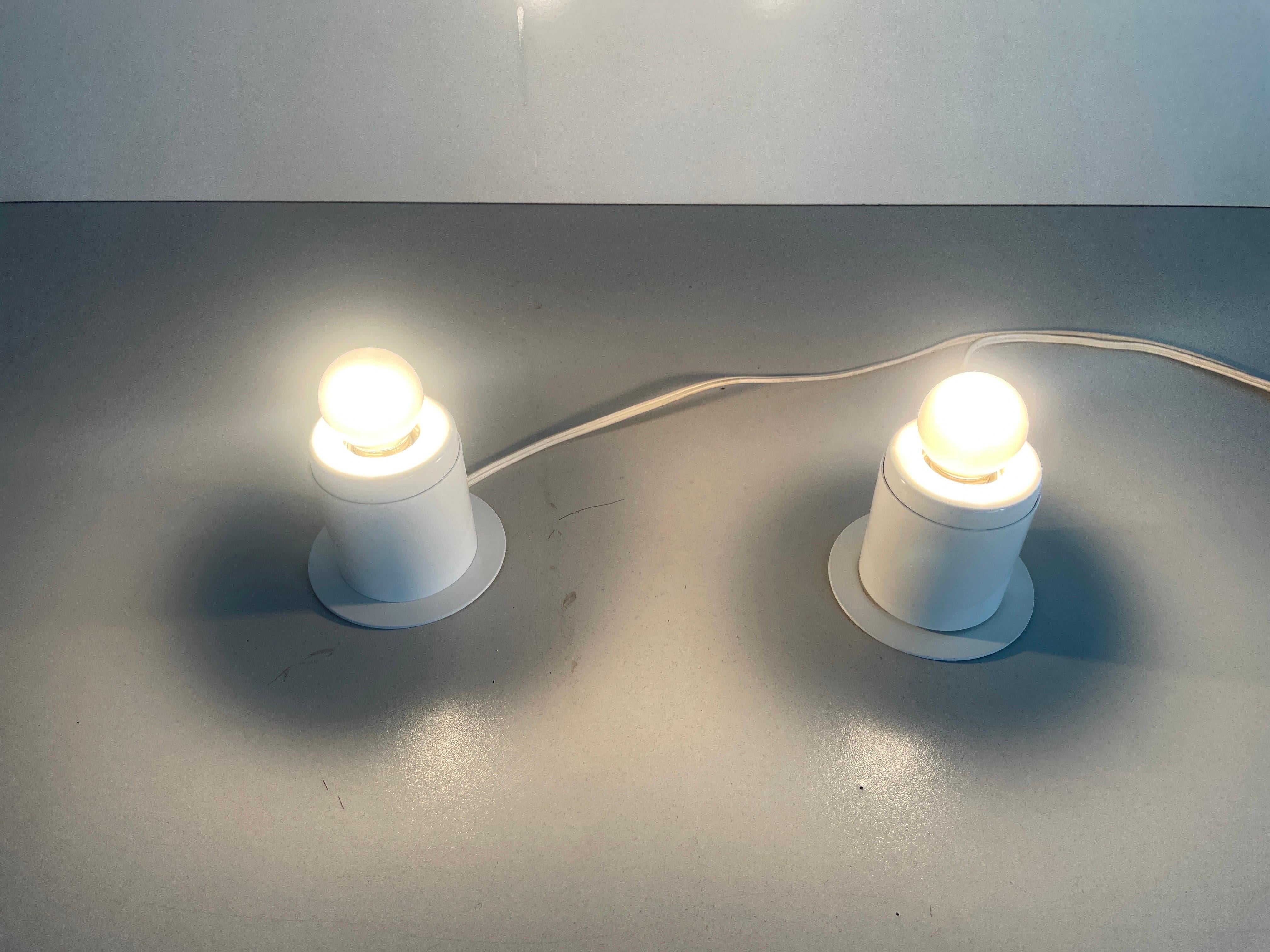 Paire de lampes murales en métal blanc au design minimal Attr. à Artemide, années 1970, Italie en vente 4