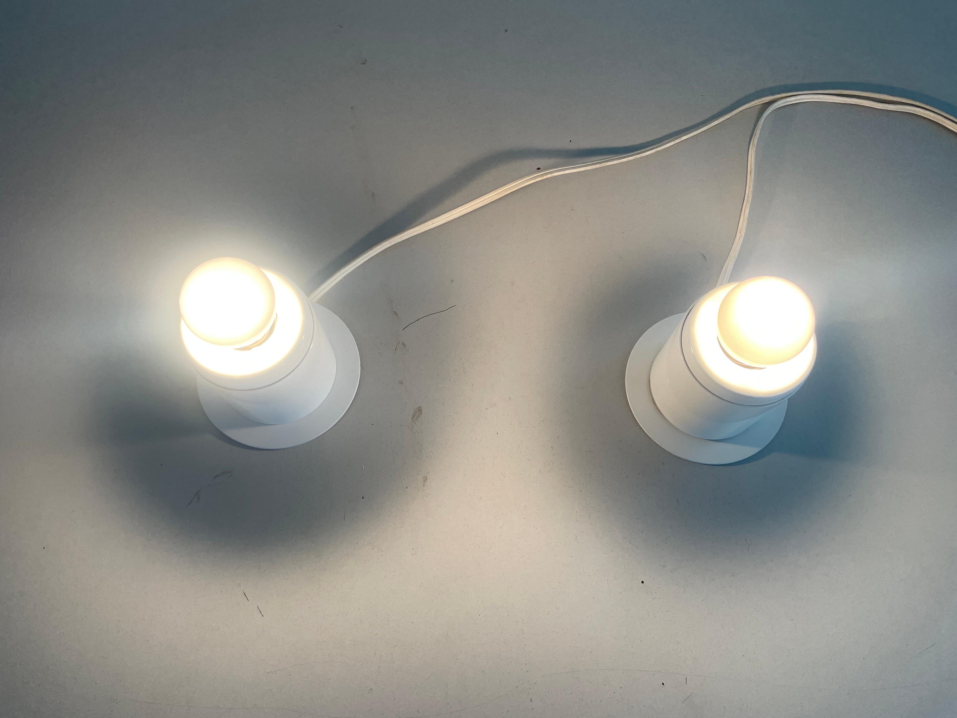 Paire de lampes murales en métal blanc au design minimal Attr. à Artemide, années 1970, Italie en vente 5