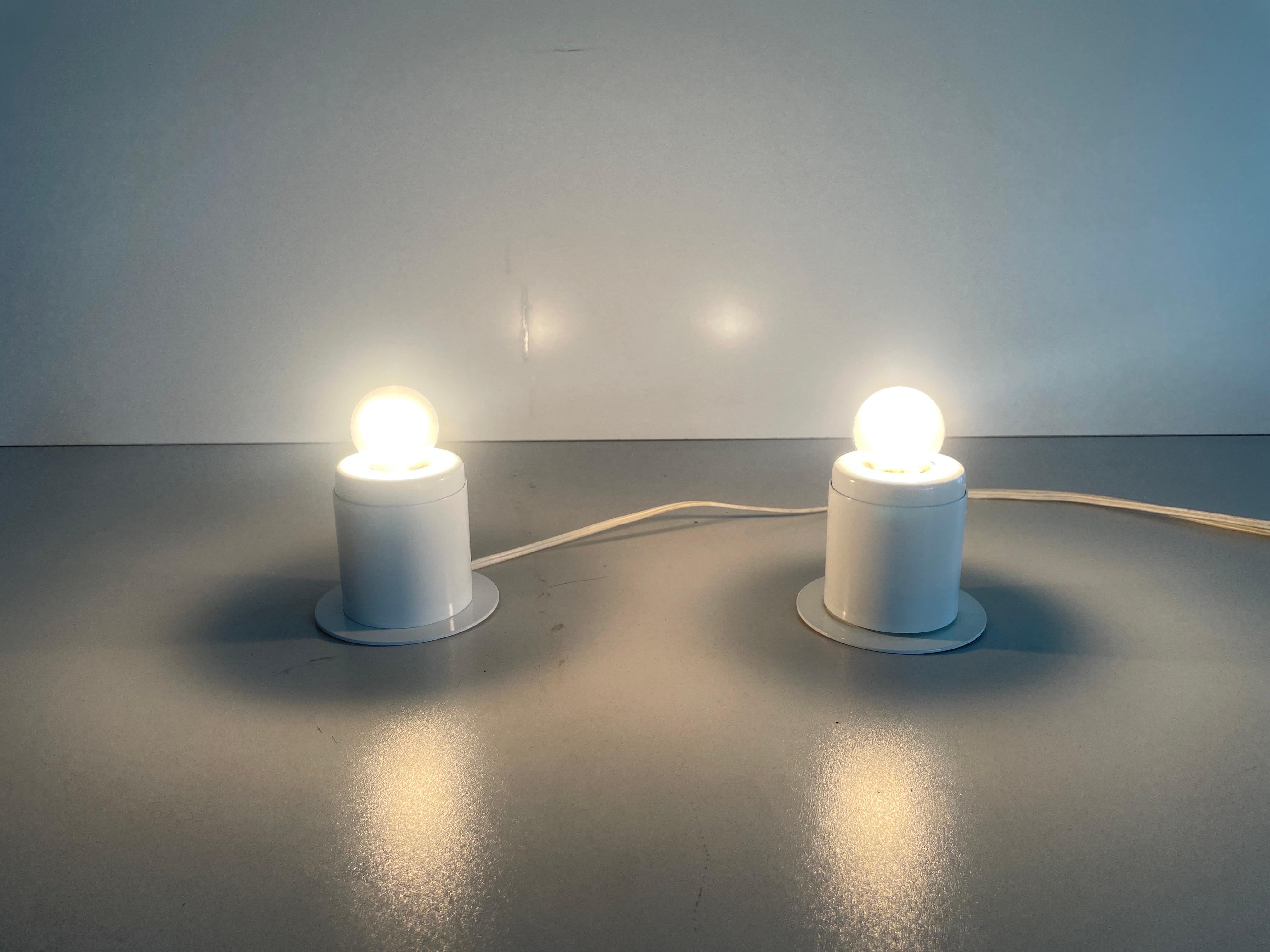 Paire de lampes murales en métal blanc au design minimal Attr. à Artemide, années 1970, Italie en vente 6