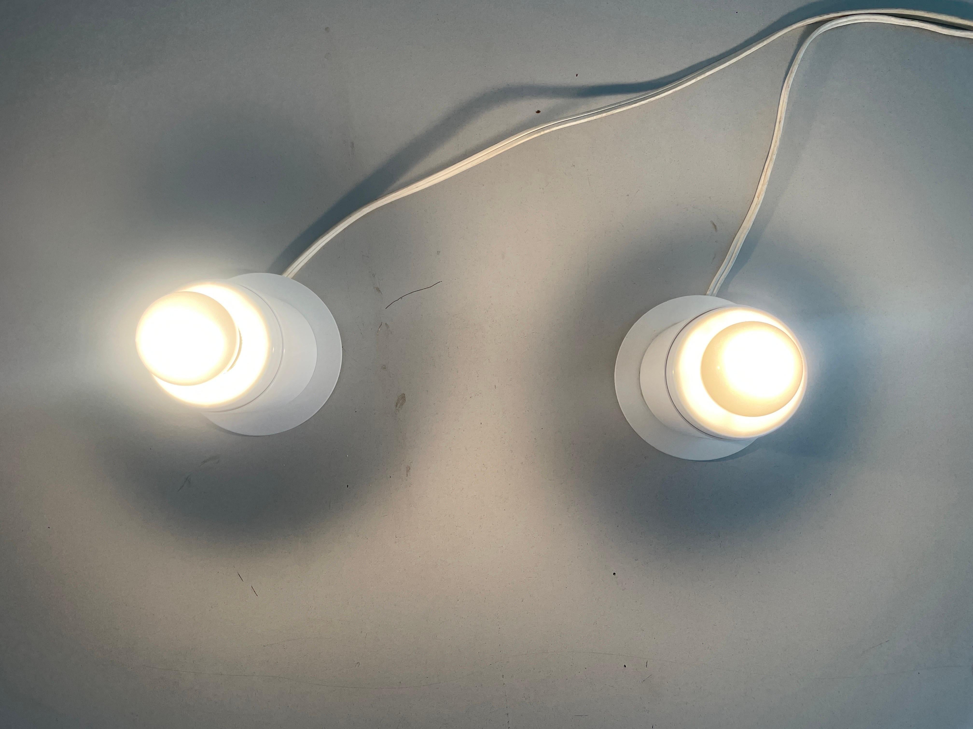 Paire de lampes murales en métal blanc au design minimal Attr. à Artemide, années 1970, Italie en vente 7