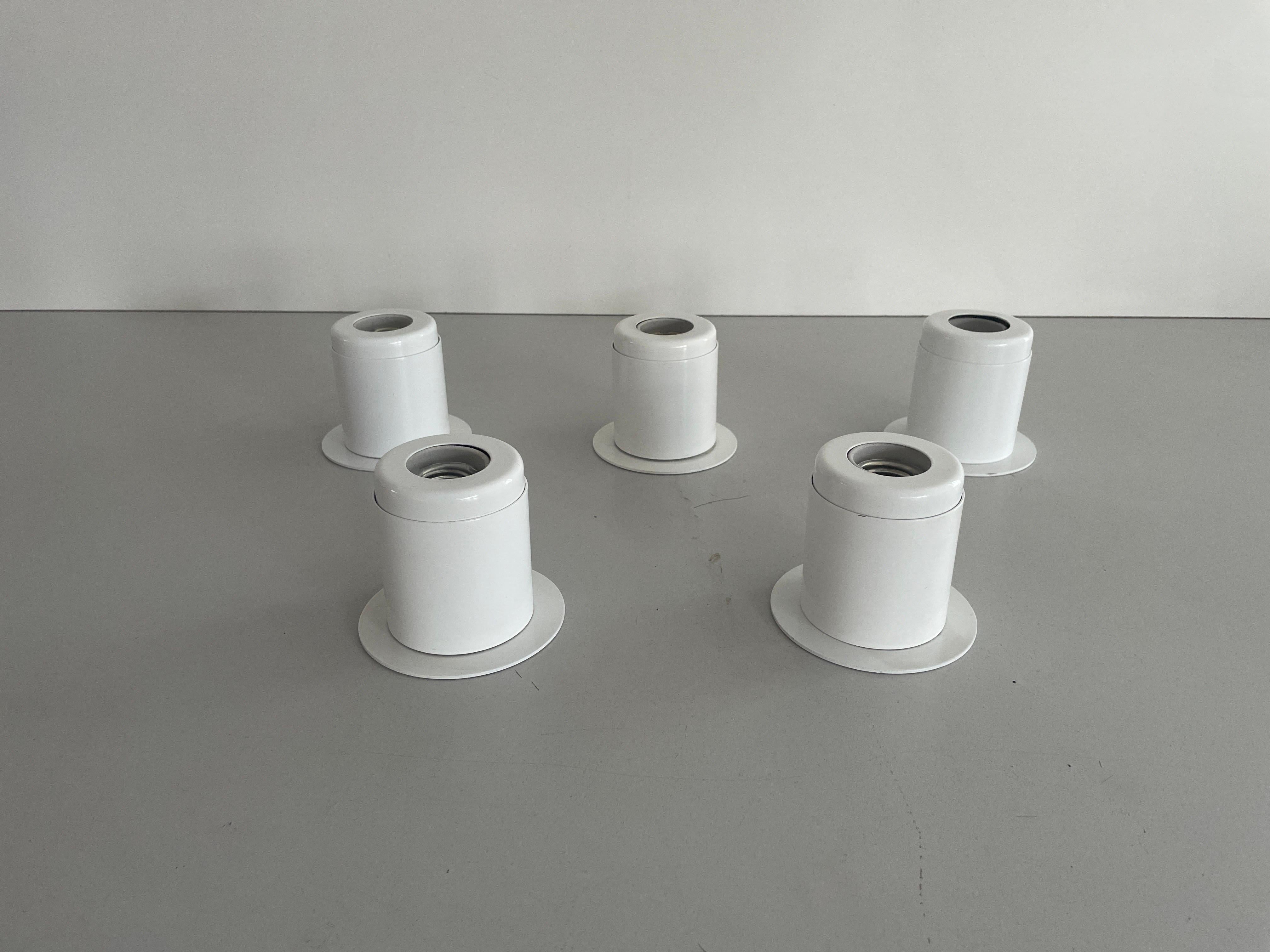 Paire de lampes murales en métal blanc au design minimal Attr. à Artemide, années 1970, Italie en vente 8