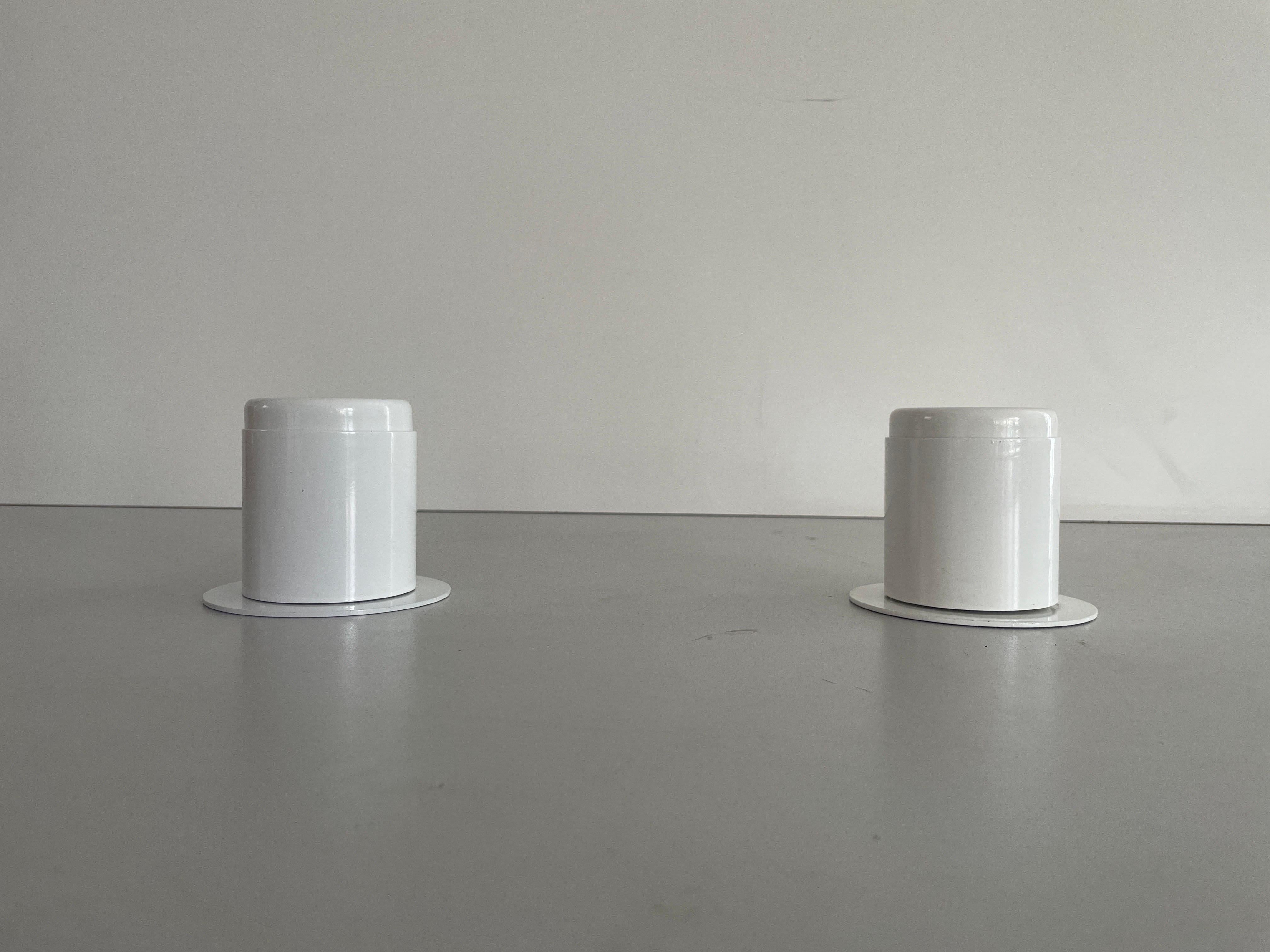 Ère spatiale Paire de lampes murales en métal blanc au design minimal Attr. à Artemide, années 1970, Italie en vente