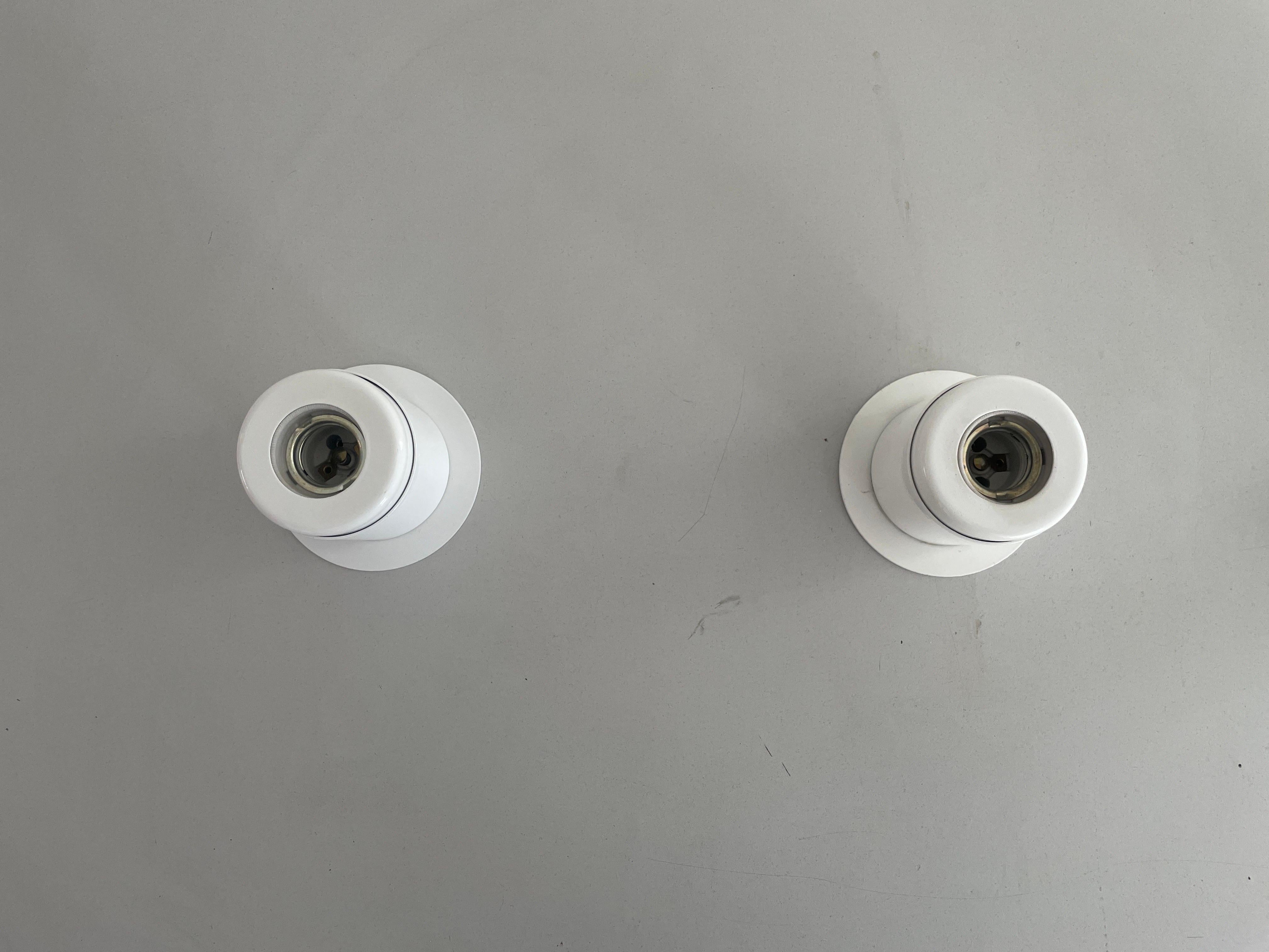 italien Paire de lampes murales en métal blanc au design minimal Attr. à Artemide, années 1970, Italie en vente