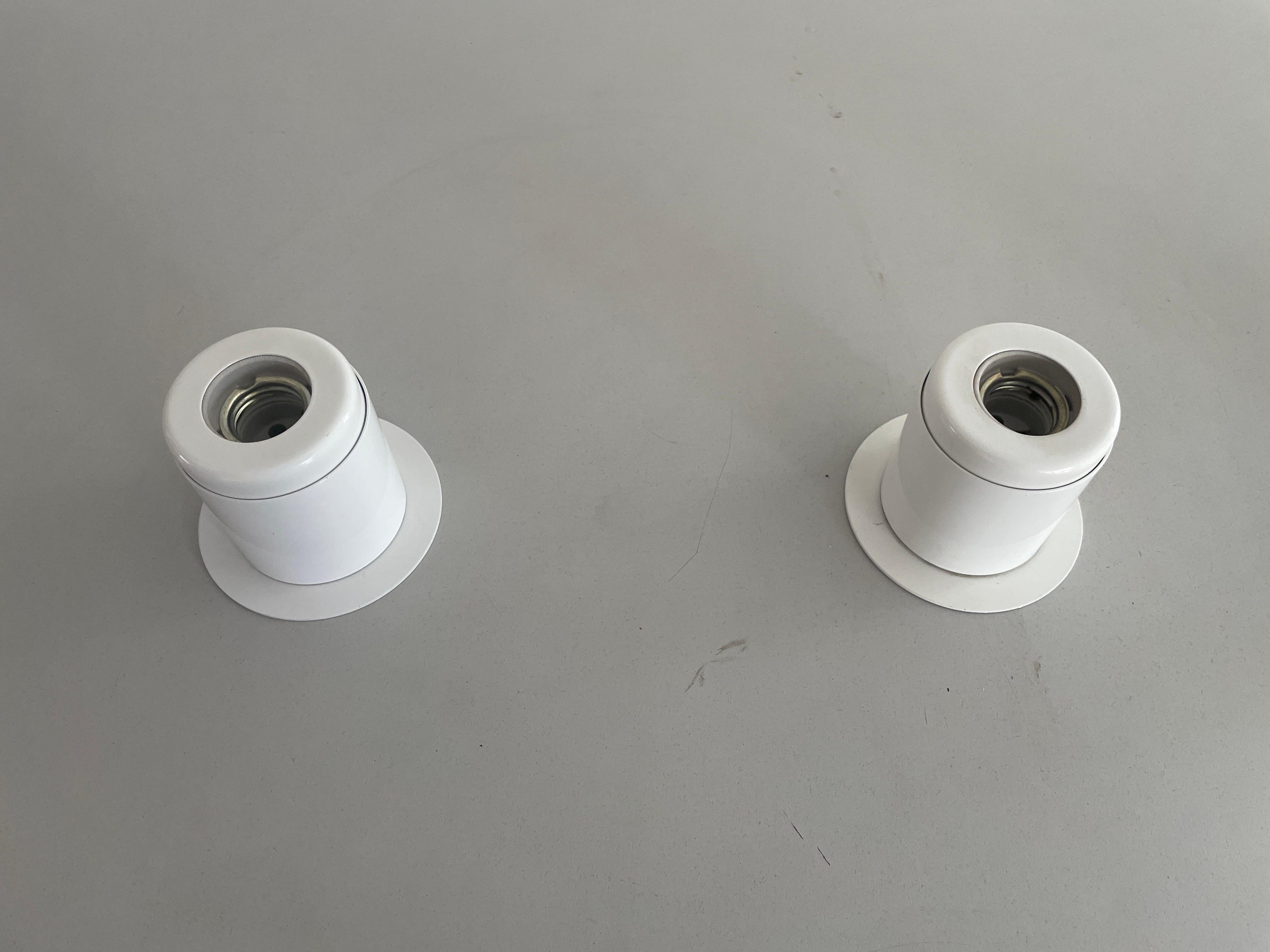 Paire de lampes murales en métal blanc au design minimal Attr. à Artemide, années 1970, Italie Excellent état - En vente à Hagenbach, DE