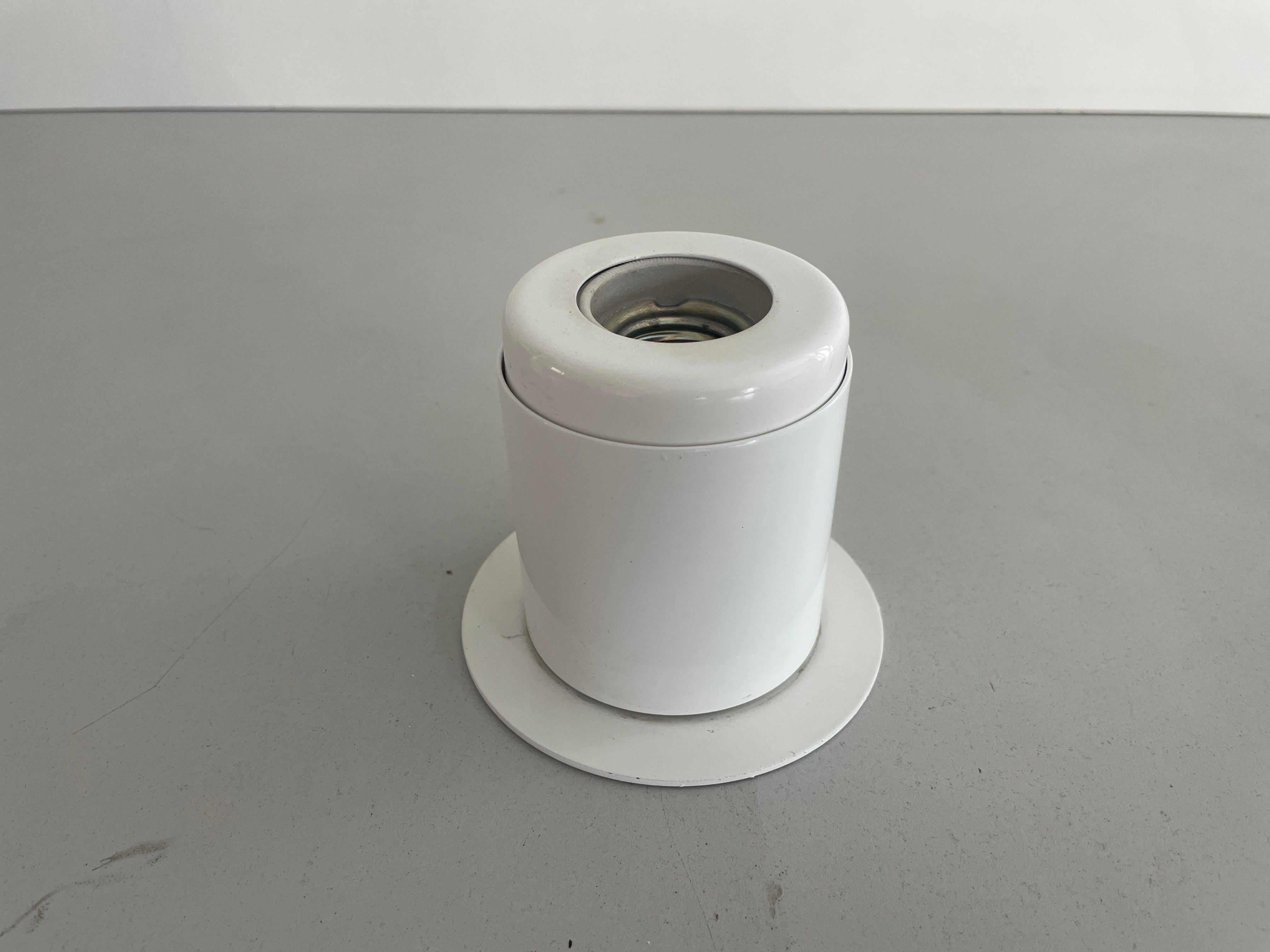 Fin du 20e siècle Paire de lampes murales en métal blanc au design minimal Attr. à Artemide, années 1970, Italie en vente