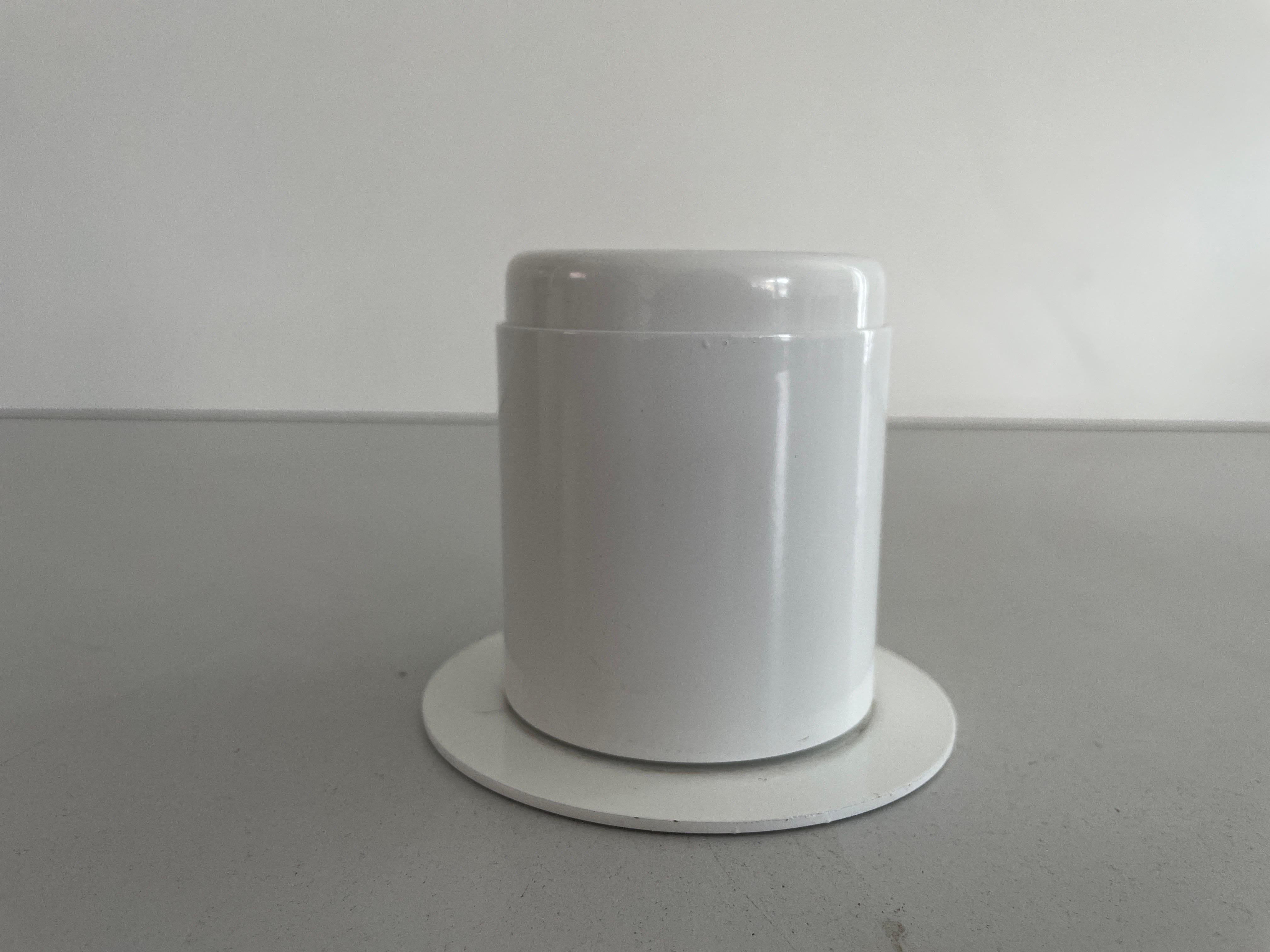 Métal Paire de lampes murales en métal blanc au design minimal Attr. à Artemide, années 1970, Italie en vente