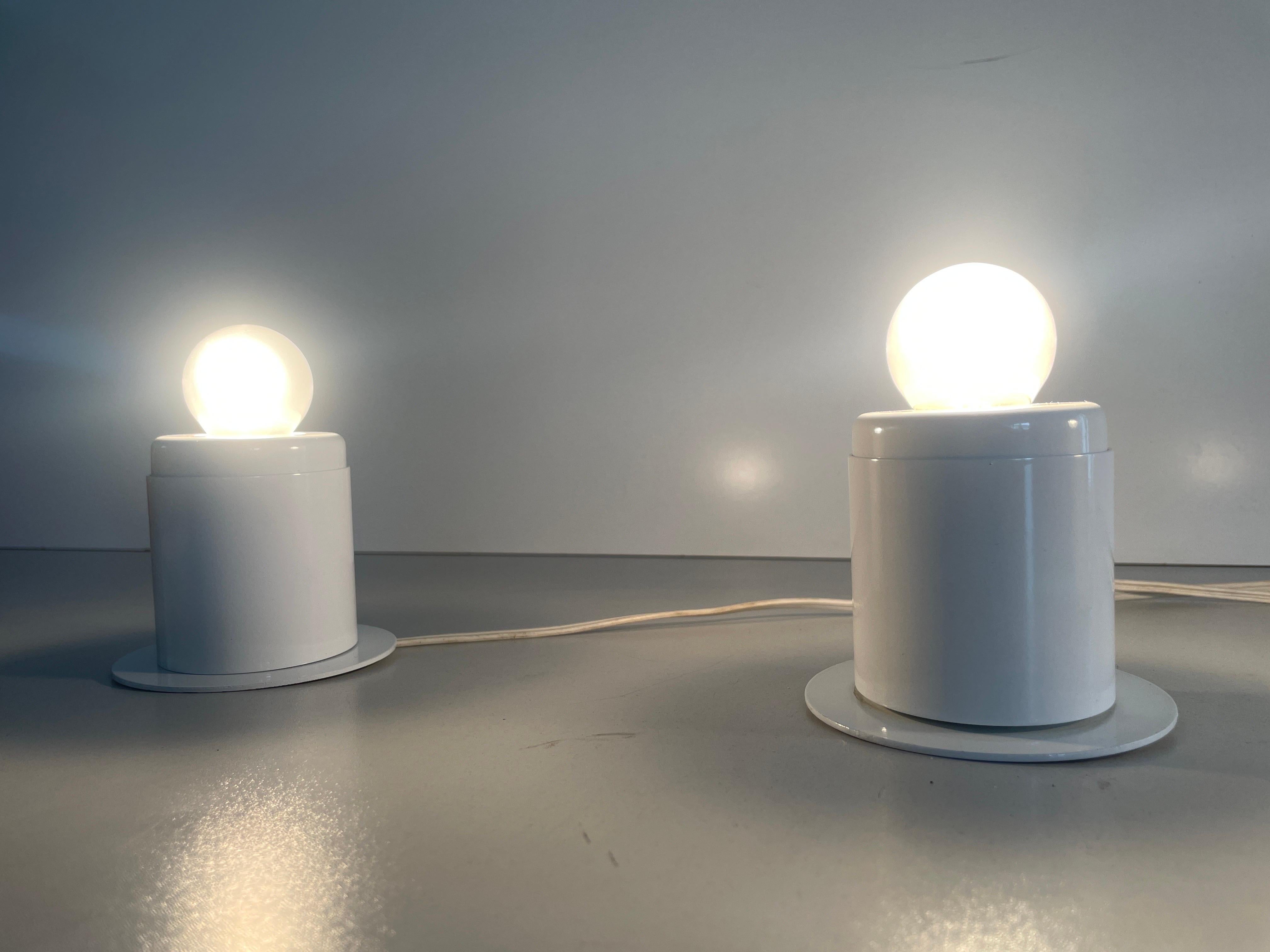 Paire de lampes murales en métal blanc au design minimal Attr. à Artemide, années 1970, Italie en vente 1