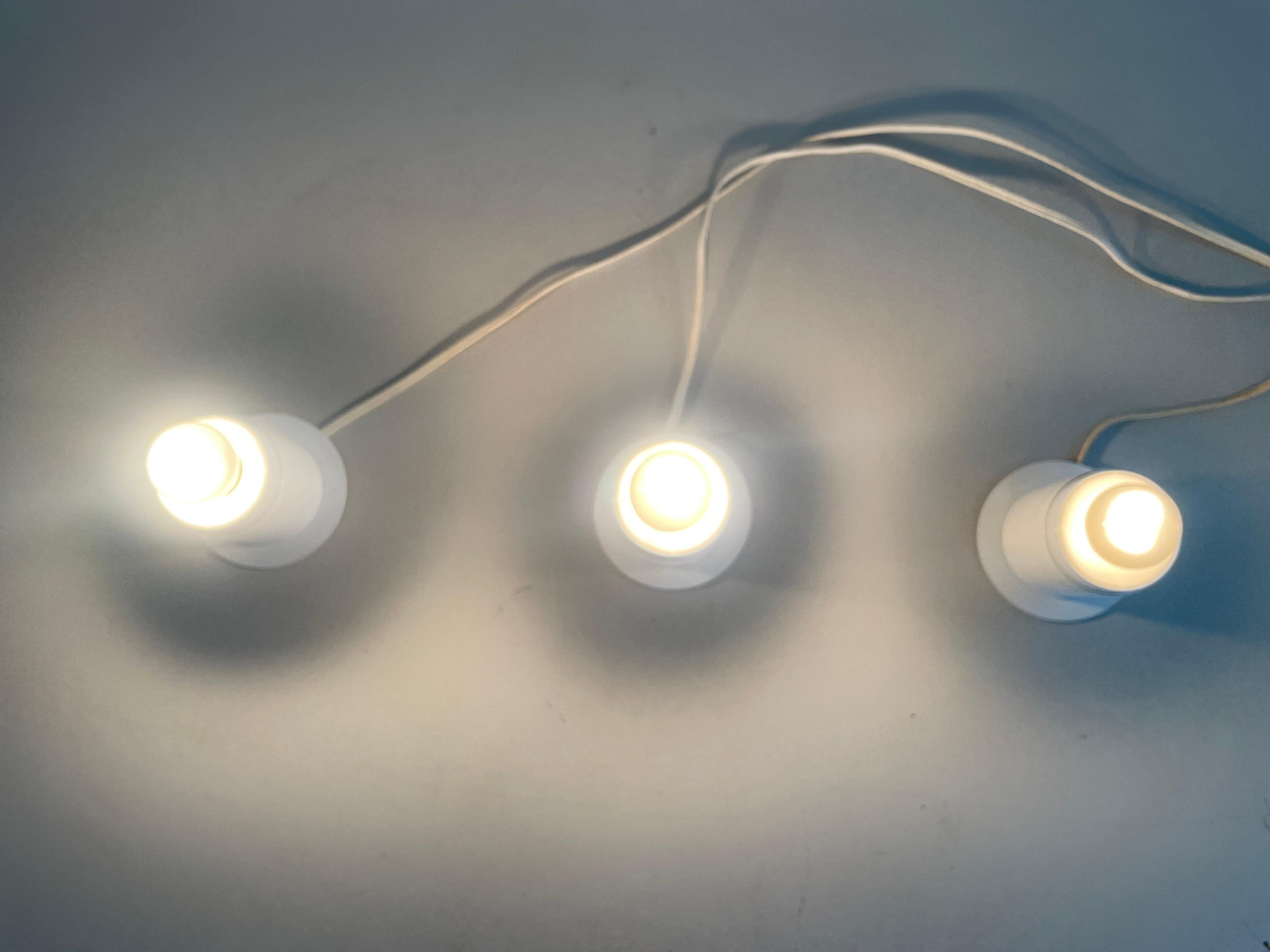 Ensemble de 3 lampes murales en métal blanc au design minimal Attr. à Artemide, années 1970, Italie en vente 3