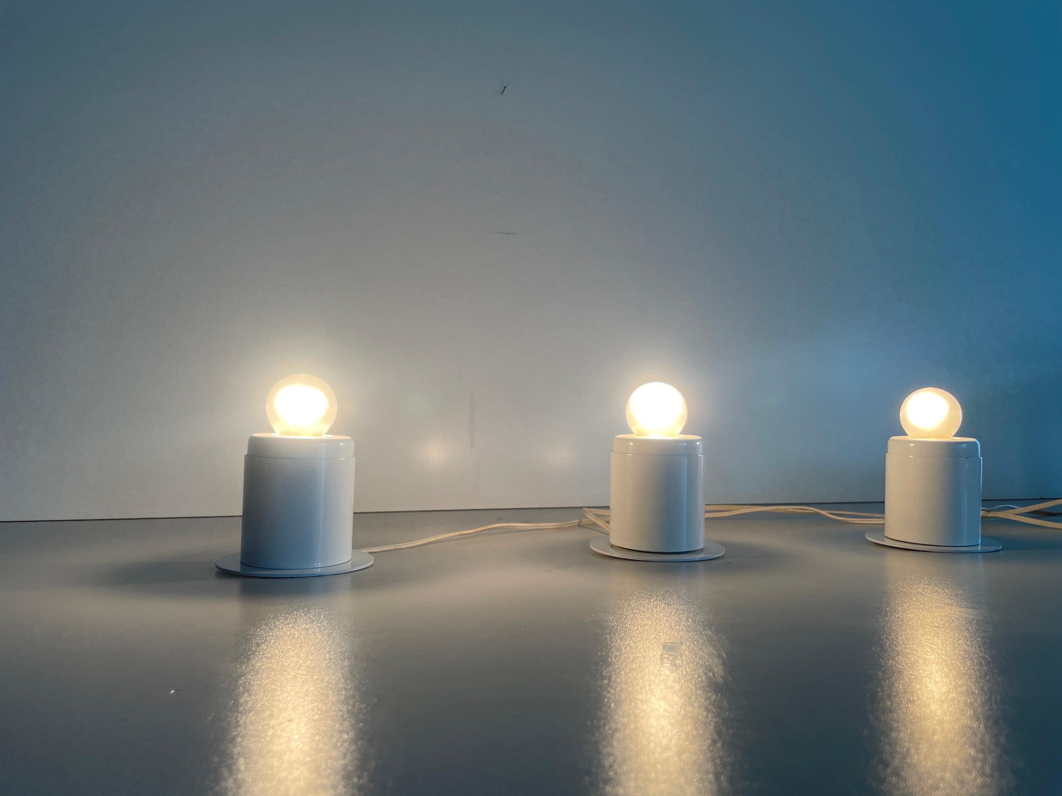 Ensemble de 3 lampes murales en métal blanc au design minimal Attr. à Artemide, années 1970, Italie en vente 4