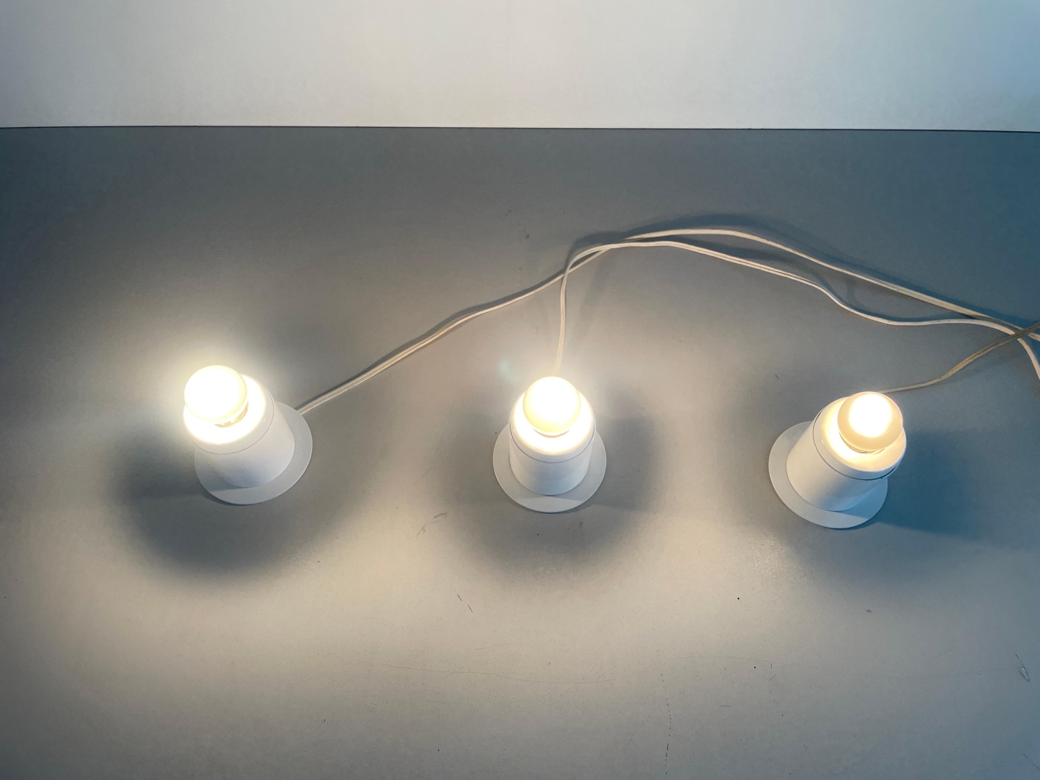 Ensemble de 3 lampes murales en métal blanc au design minimal Attr. à Artemide, années 1970, Italie en vente 6