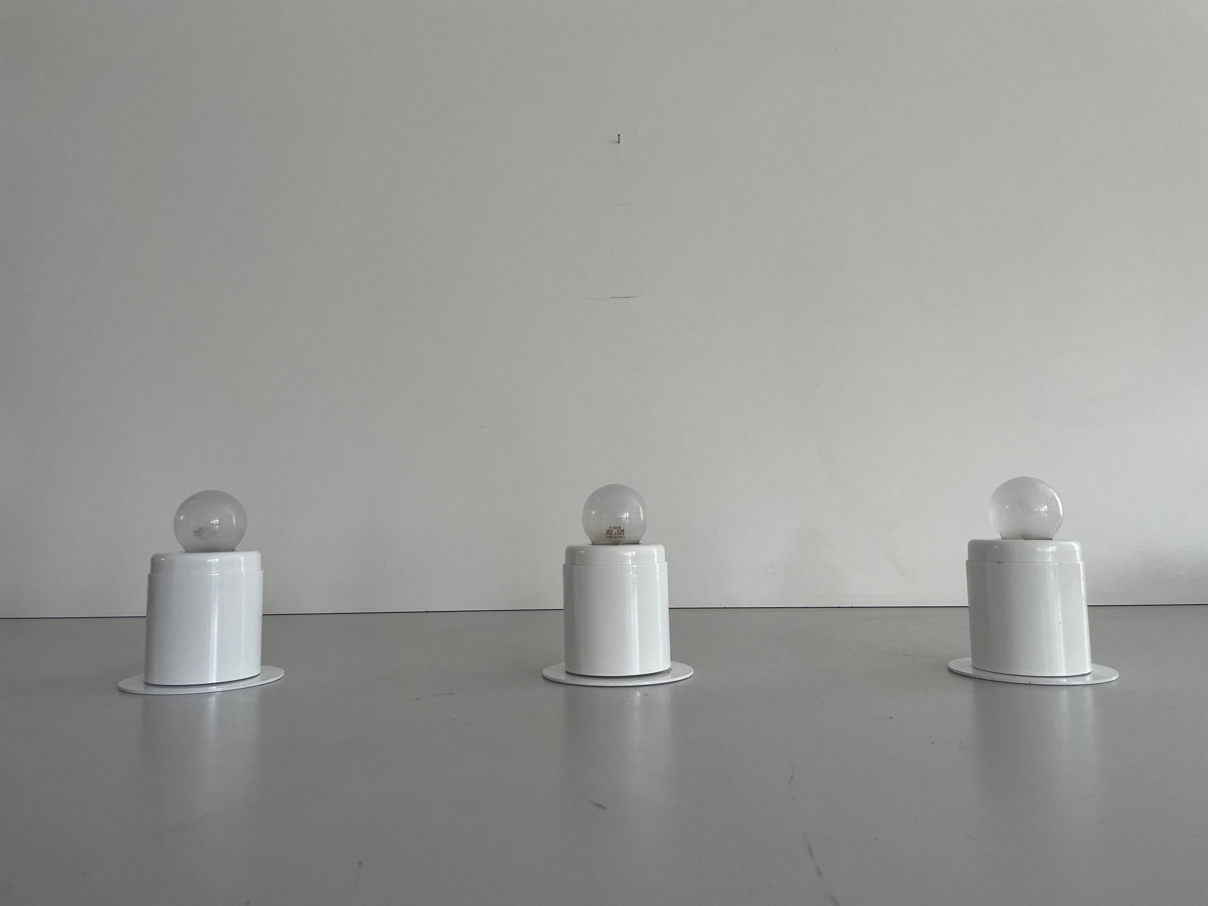 Ensemble de 3 lampes murales en métal blanc au design minimal Attr. à Artemide, années 1970, Italie en vente 7
