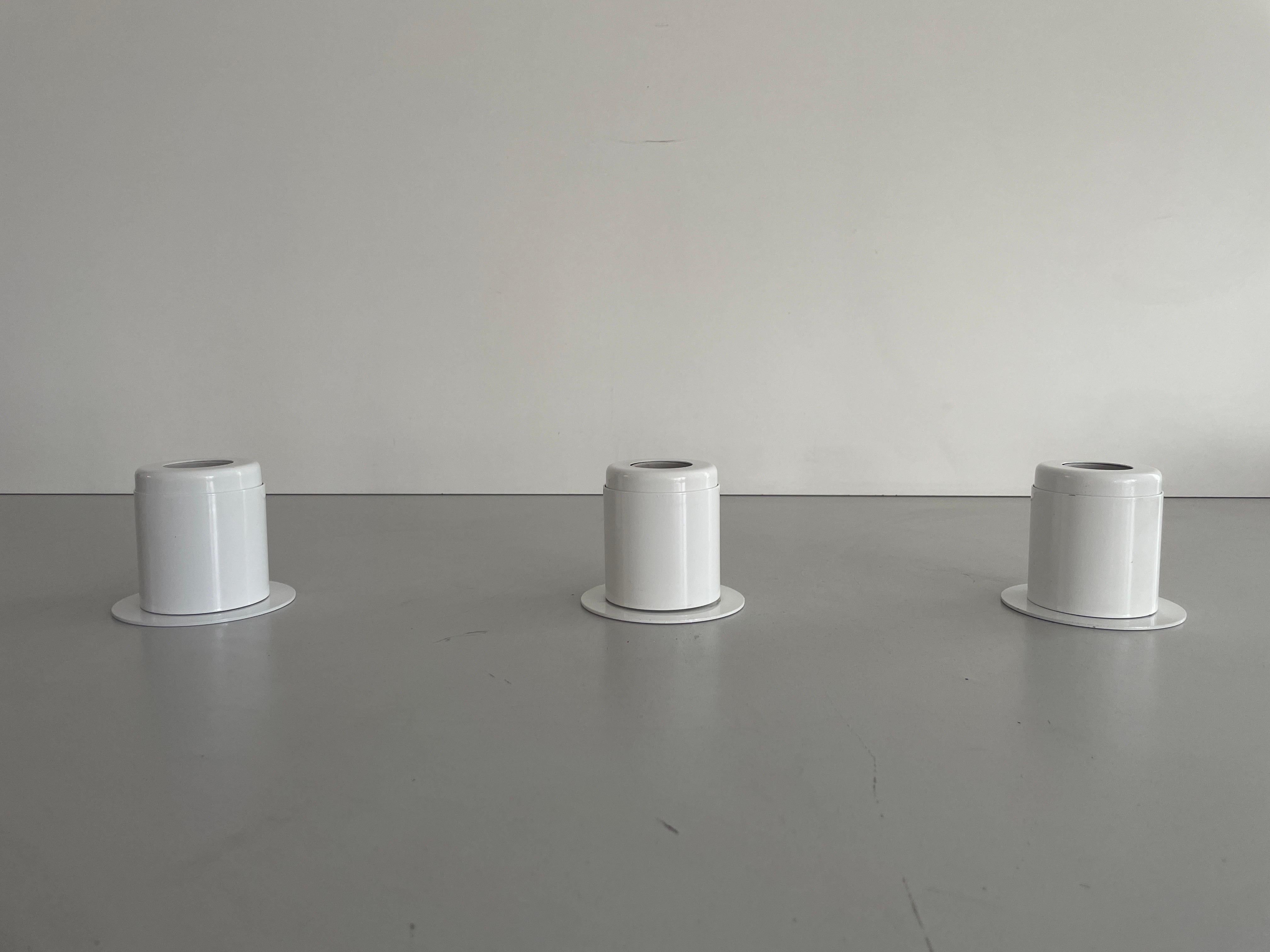 Ensemble de 3 lampes murales en métal blanc au design minimal Attr. à Artemide, années 1970, Italie

Des appliques très élégantes et minimalistes. Ils peuvent être utilisés comme lampes de plafond

Les lampes sont en très bon état.

Ces lampes