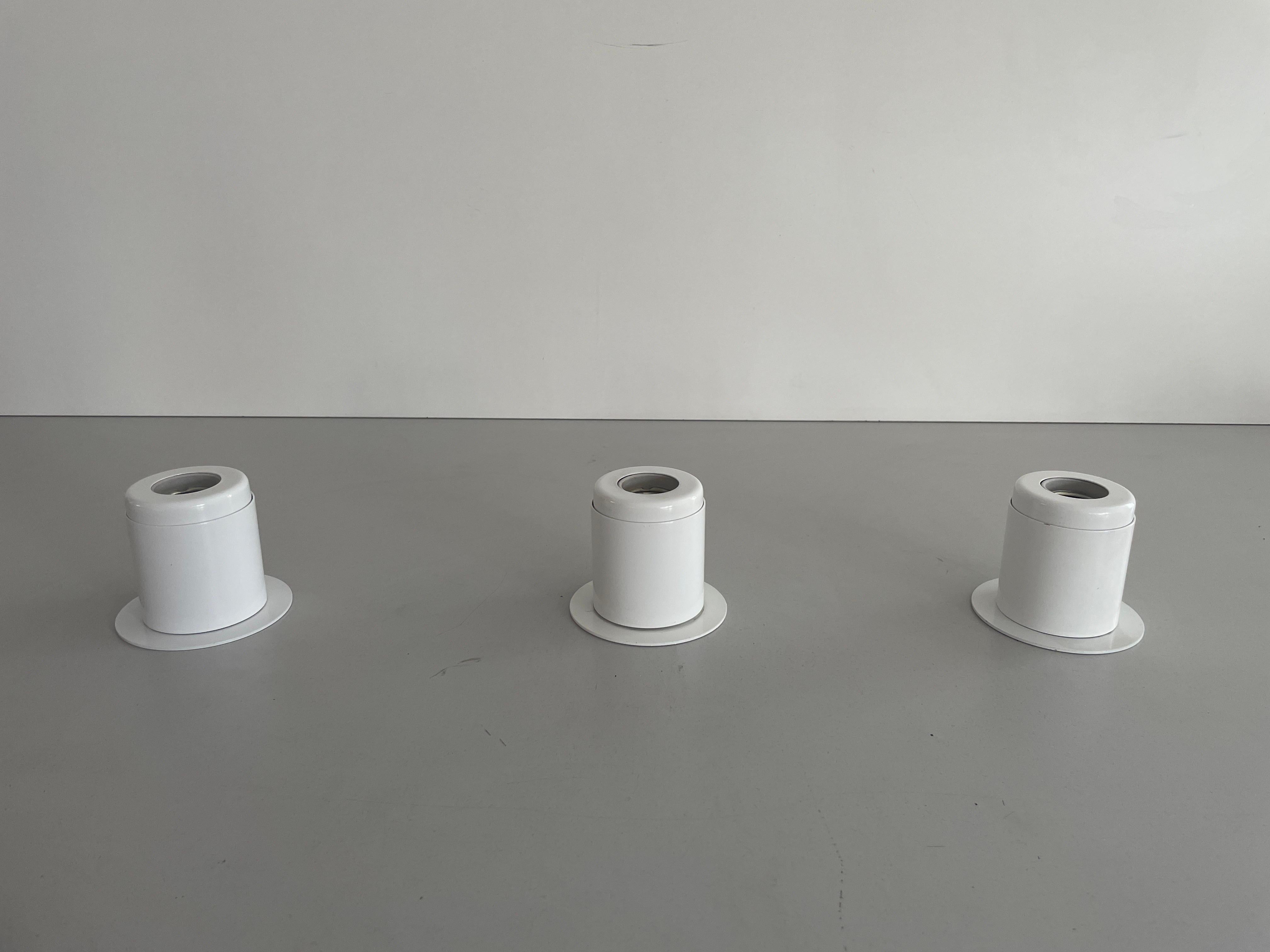 Ère spatiale Ensemble de 3 lampes murales en métal blanc au design minimal Attr. à Artemide, années 1970, Italie en vente