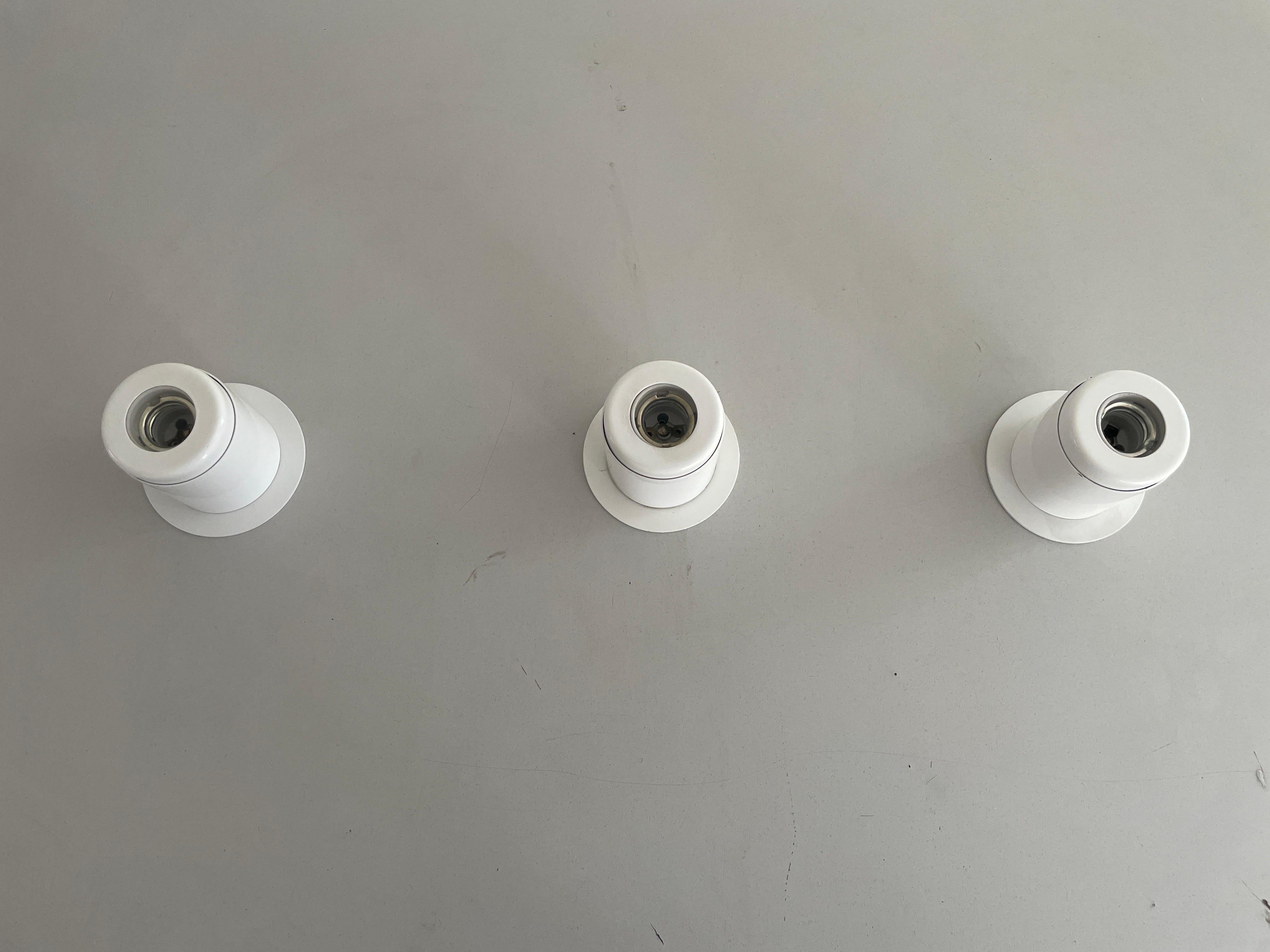 italien Ensemble de 3 lampes murales en métal blanc au design minimal Attr. à Artemide, années 1970, Italie en vente
