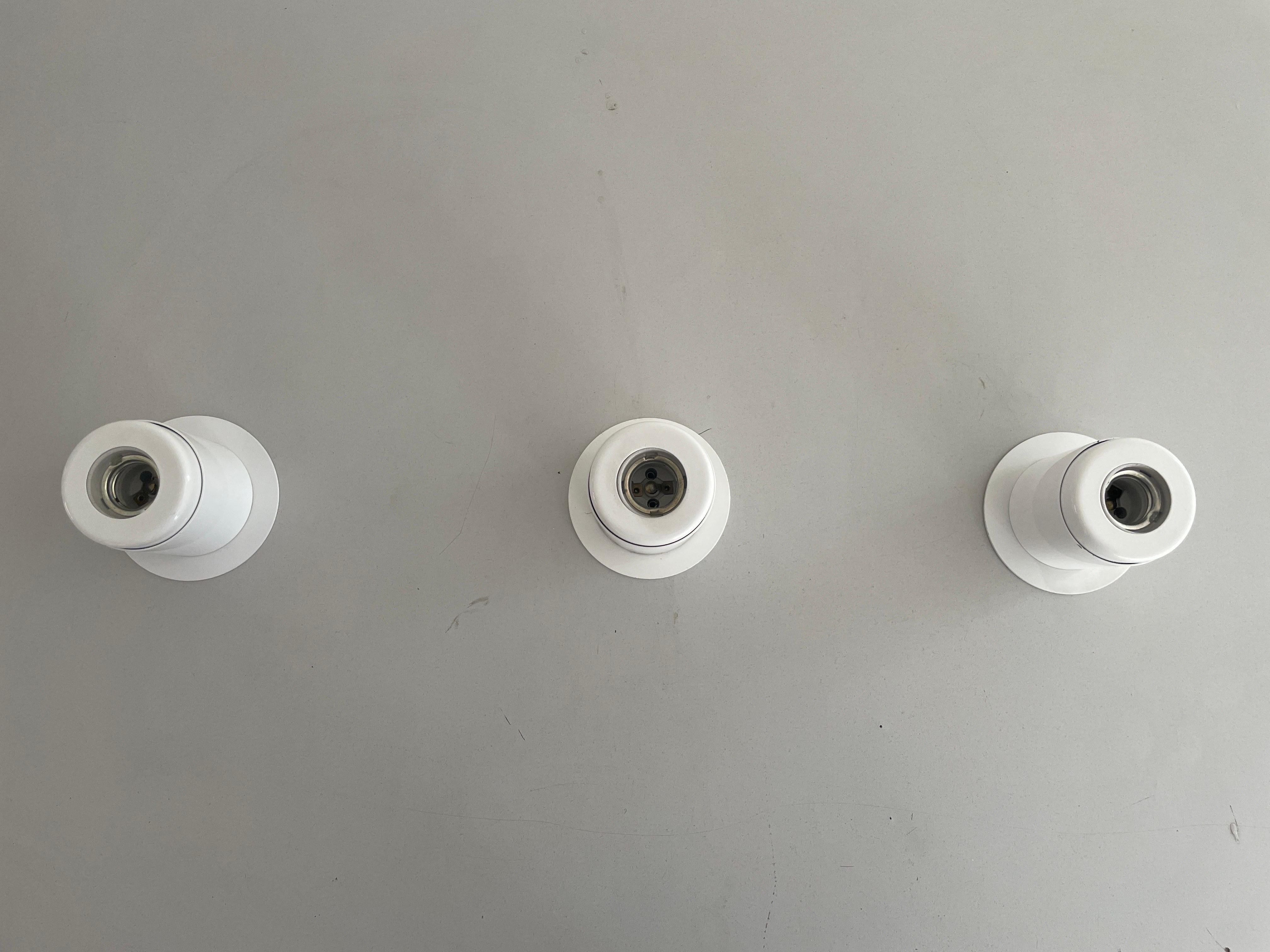 Ensemble de 3 lampes murales en métal blanc au design minimal Attr. à Artemide, années 1970, Italie Excellent état - En vente à Hagenbach, DE