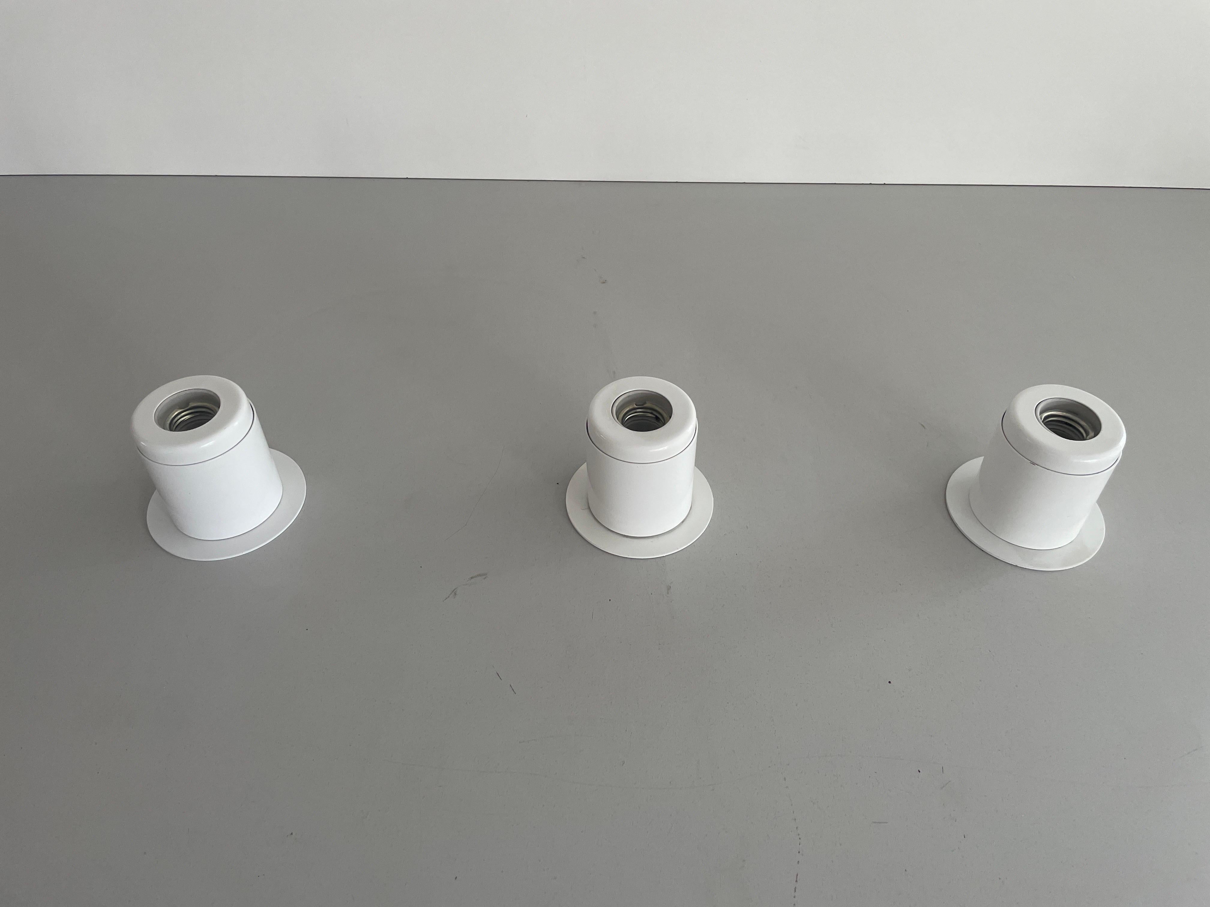 Fin du 20e siècle Ensemble de 3 lampes murales en métal blanc au design minimal Attr. à Artemide, années 1970, Italie en vente